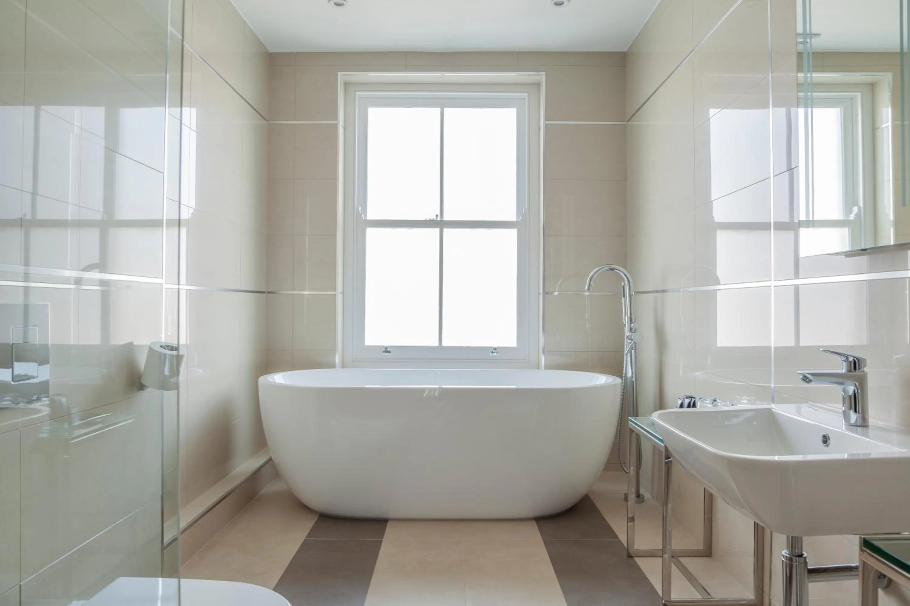 Shower in Oatlands Park Hotel