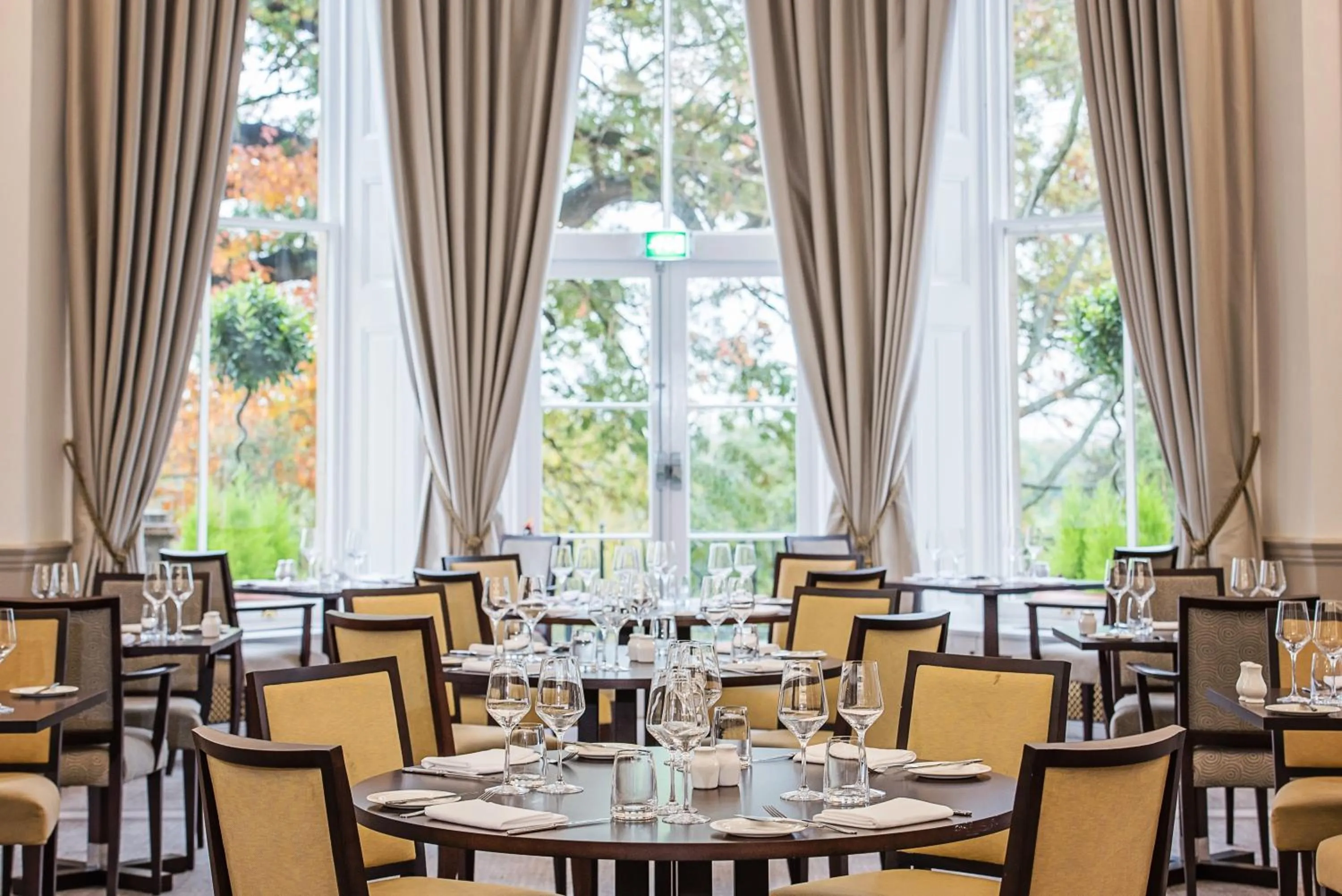 Restaurant/places to eat in Oatlands Park Hotel