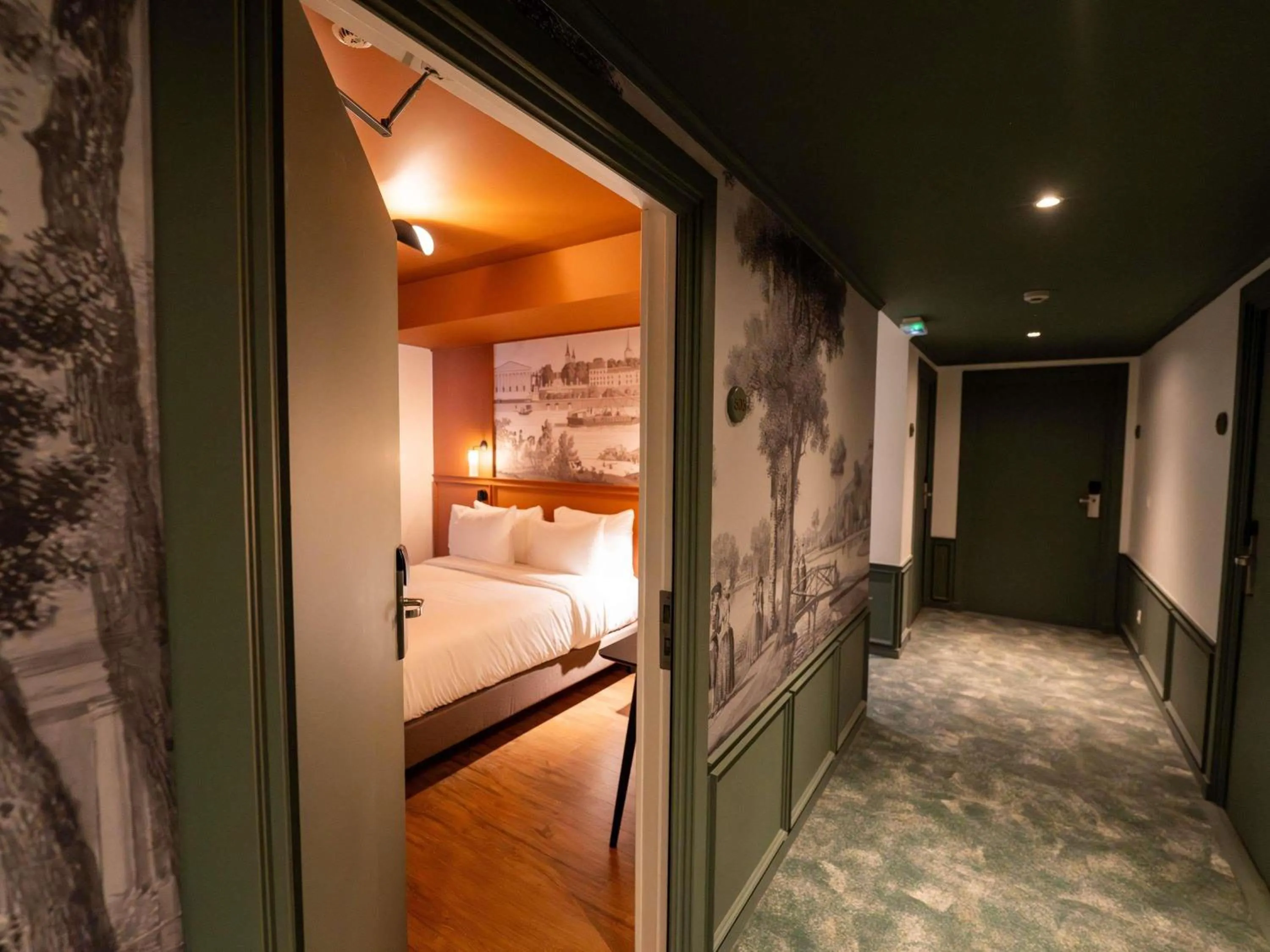 Property building, Bed in Mercure Paris Bastille Marais