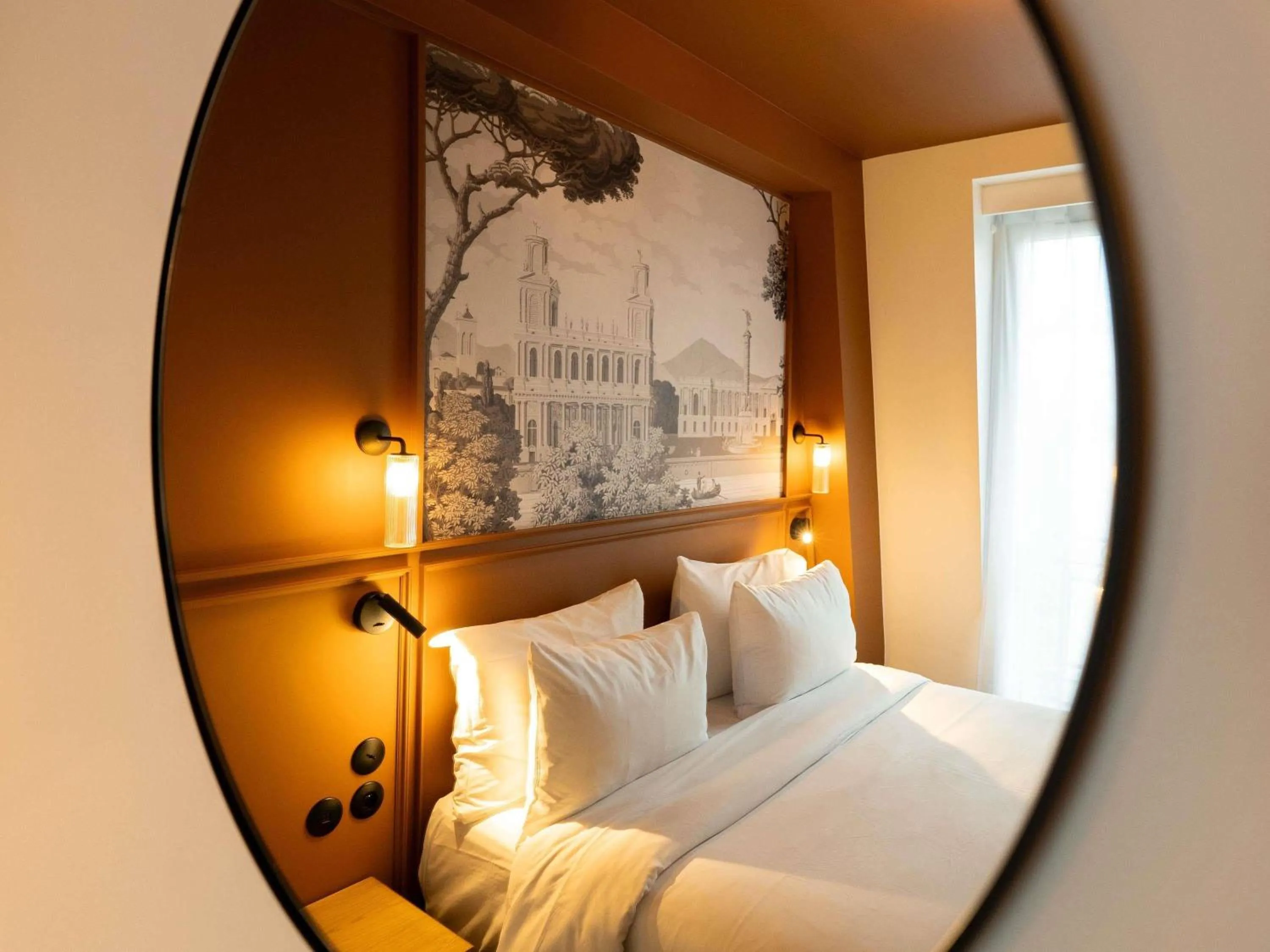 Property building, Bed in Mercure Paris Bastille Marais