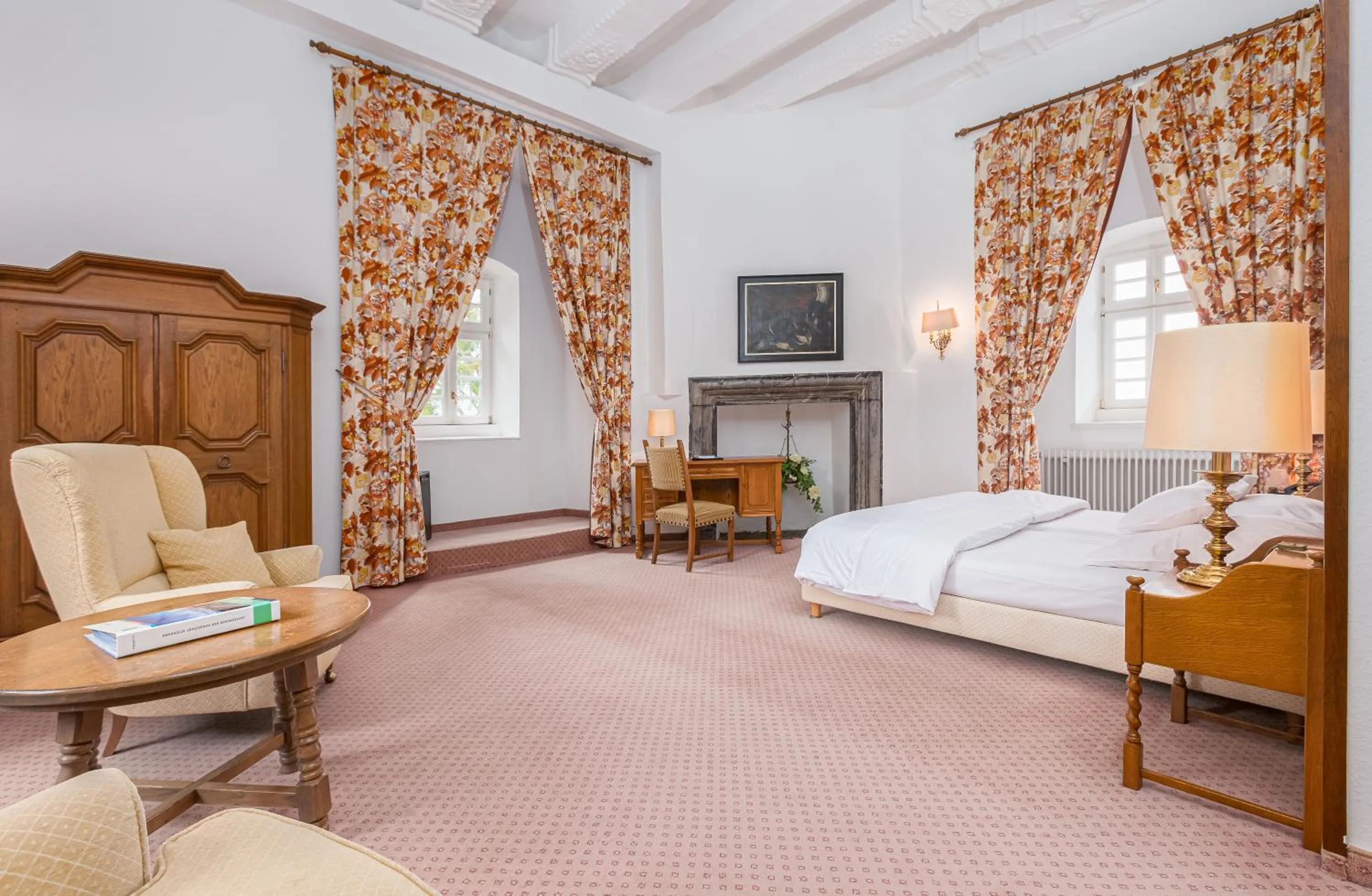 Photo of the whole room, Bed in Hotel und Restaurant Burg Schnellenberg
