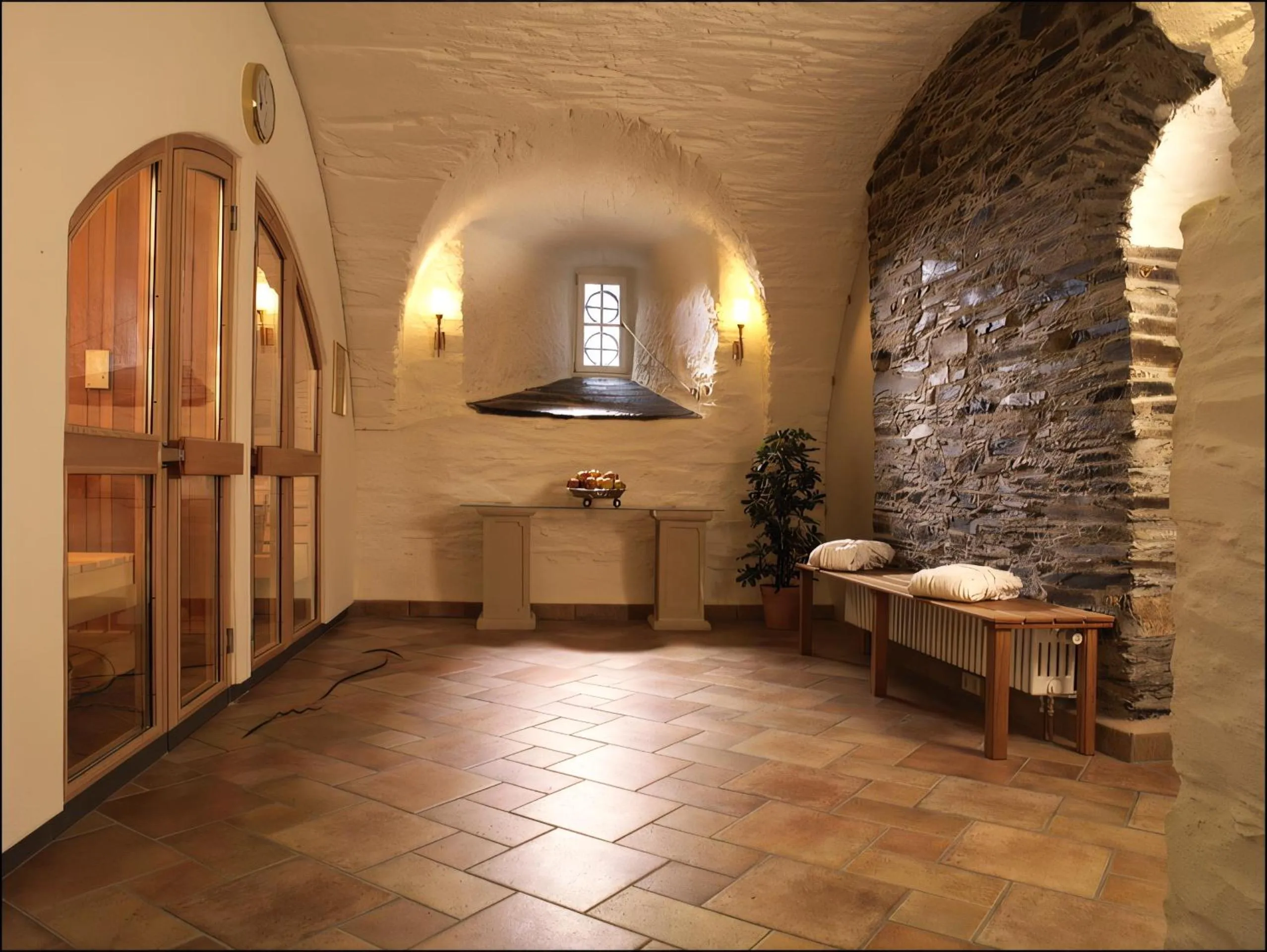 Swimming pool in Hotel und Restaurant Burg Schnellenberg