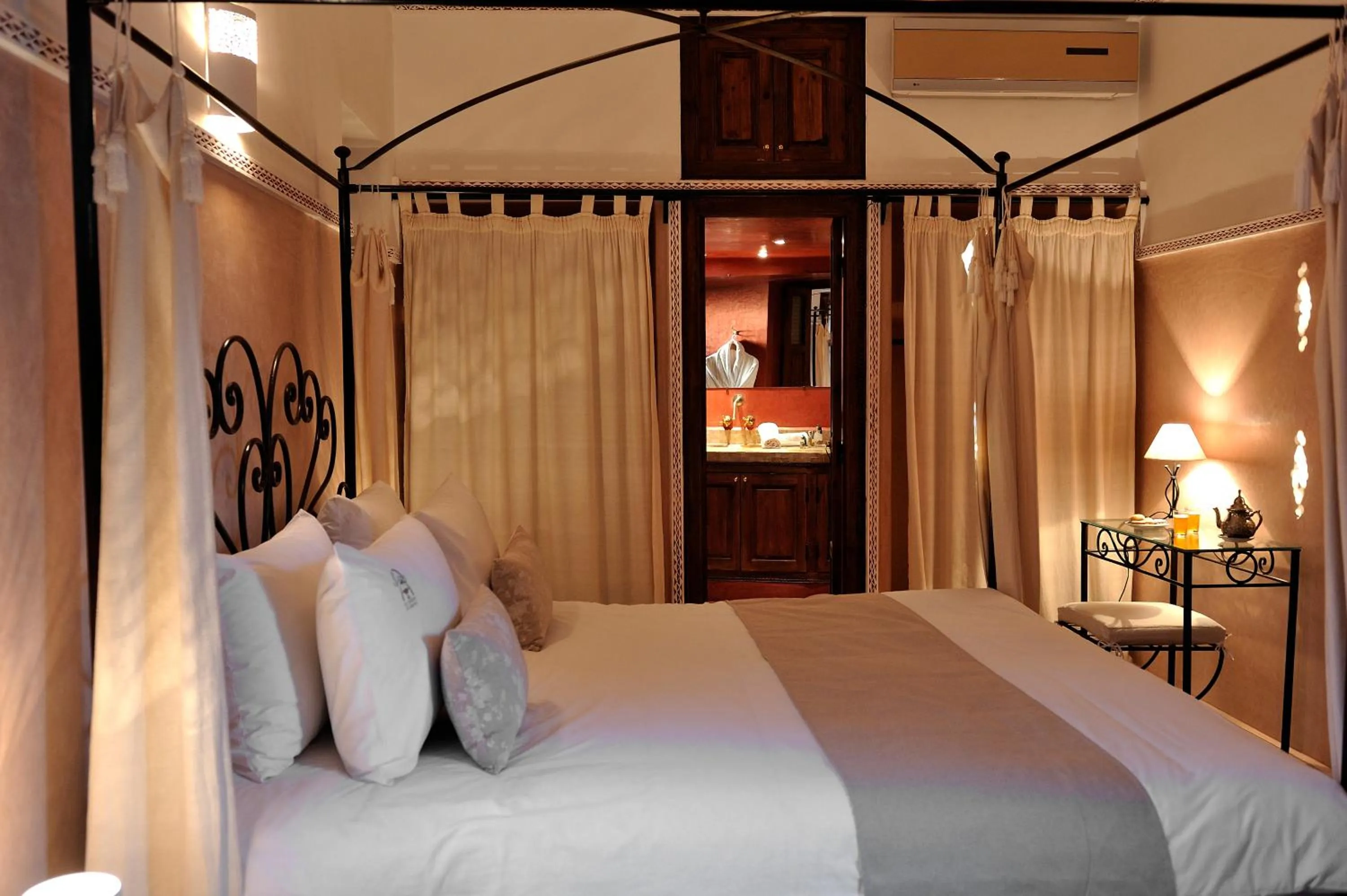 Bed in Riad Le Jardin d'Abdou