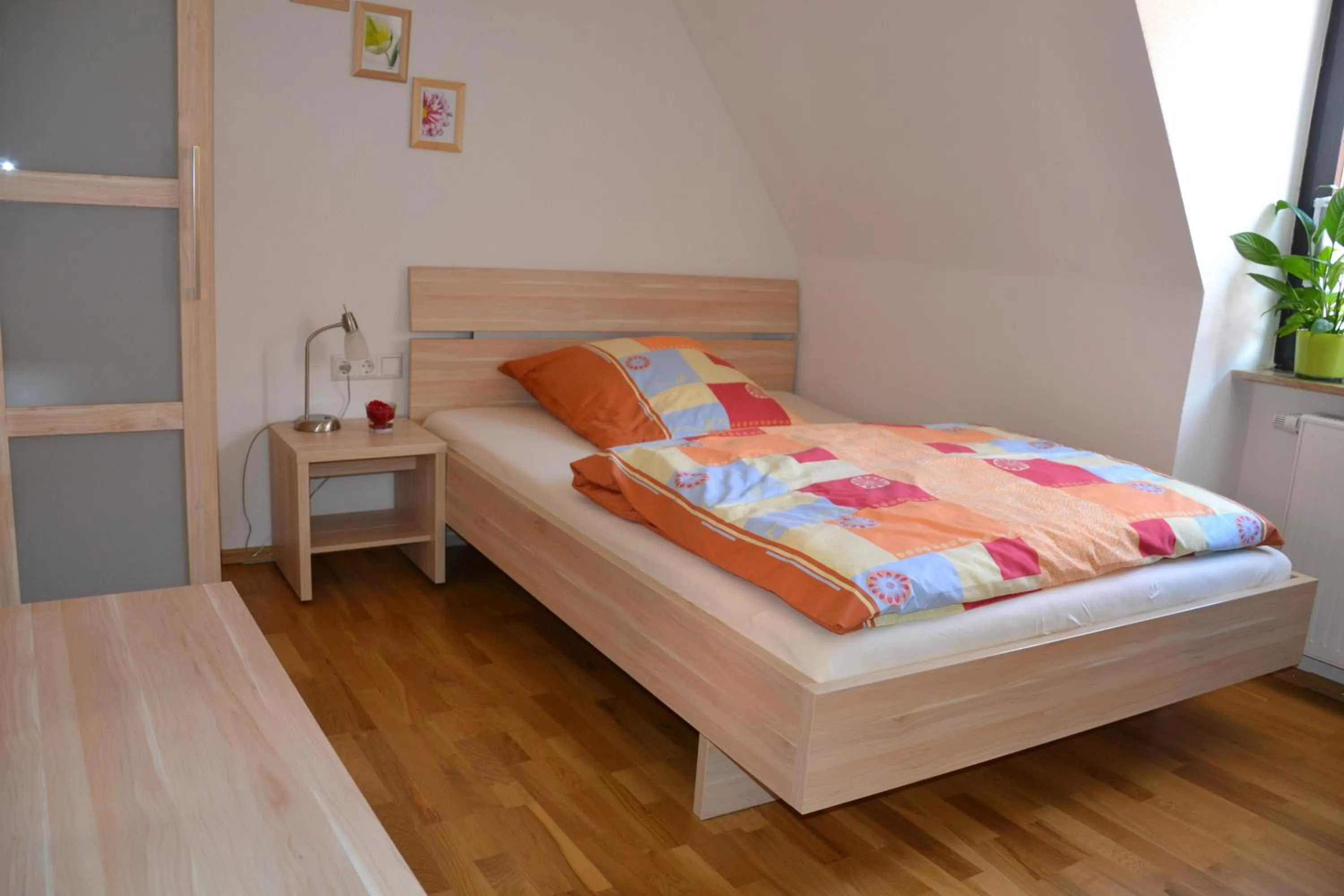 Photo of the whole room, Bed in Baumeisterhaus