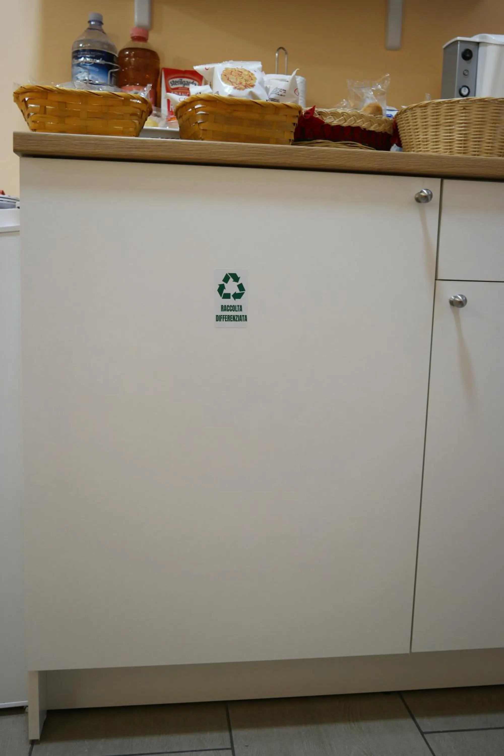 Communal kitchen in Jonio B&B