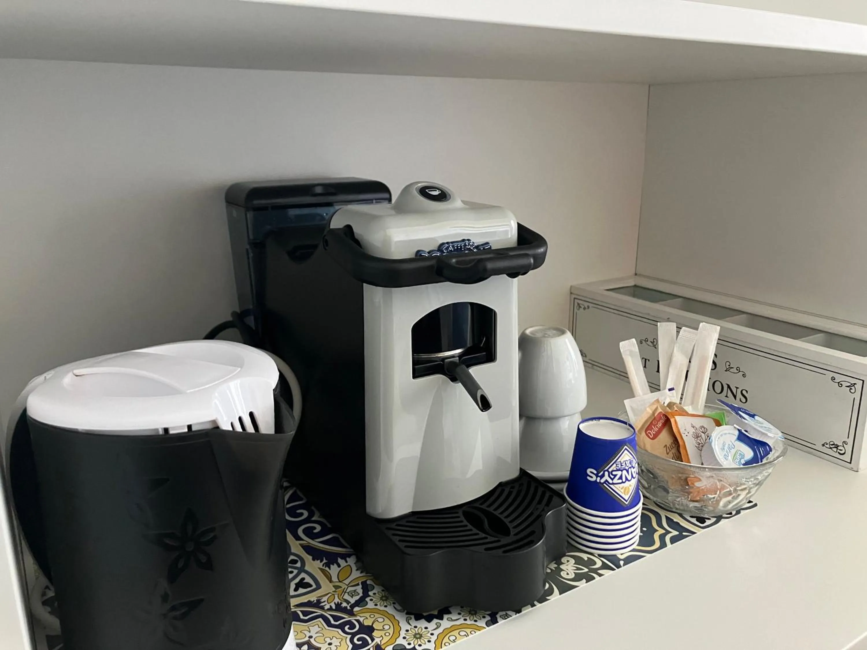 Coffee/tea facilities in Jonio B&B