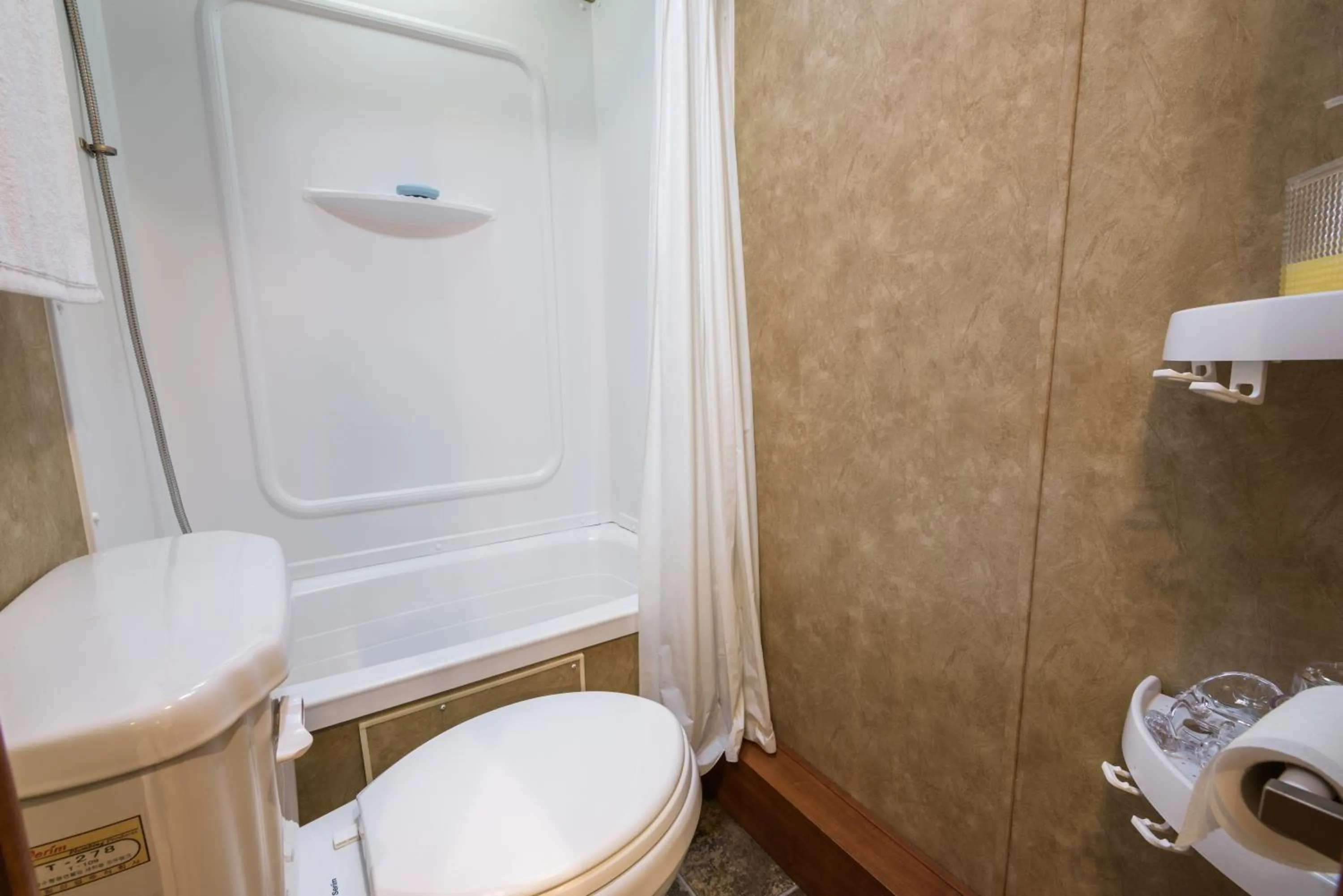 Shower in Jeju Starlight Glamping