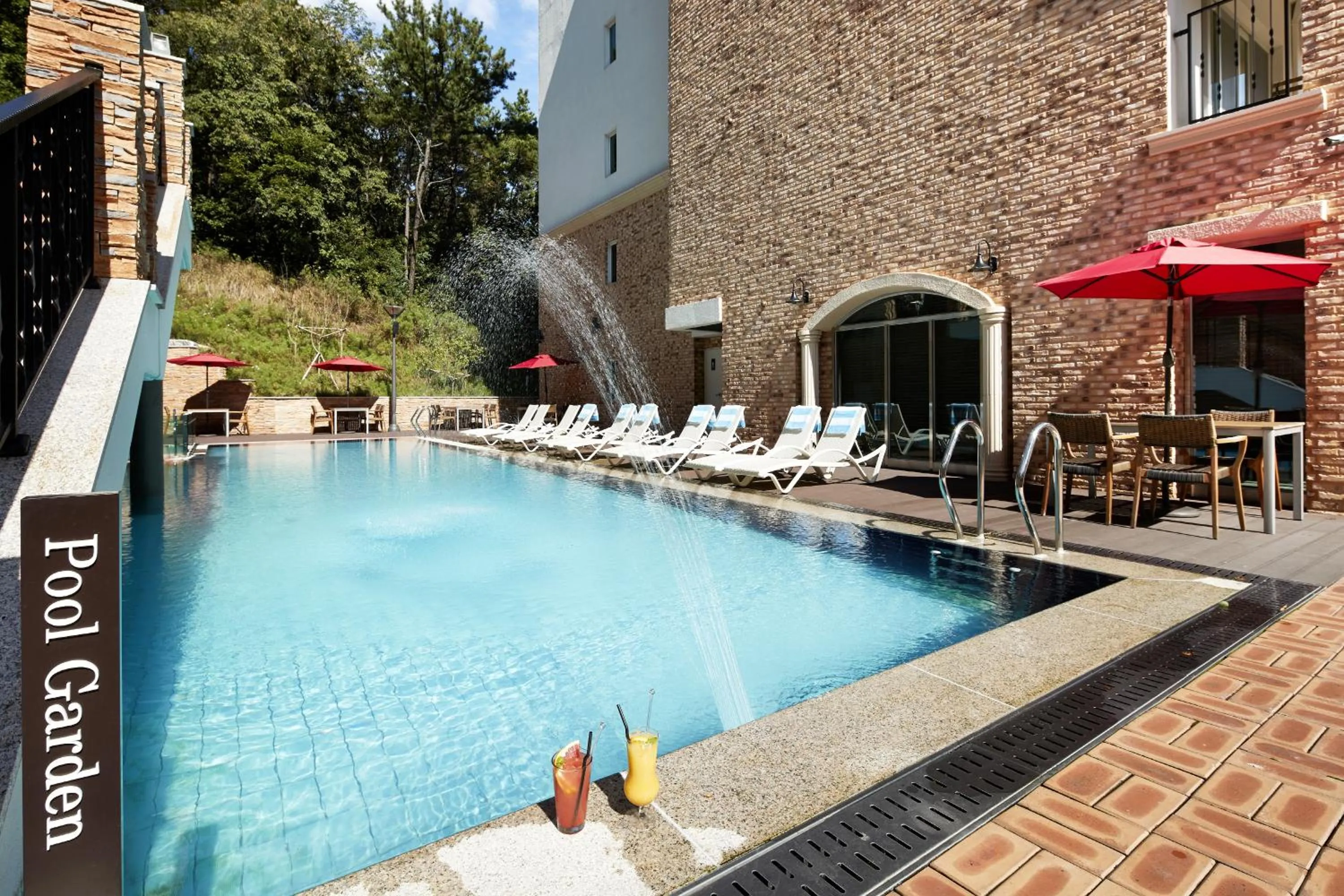 Swimming pool in Hotel Thesoom Forest