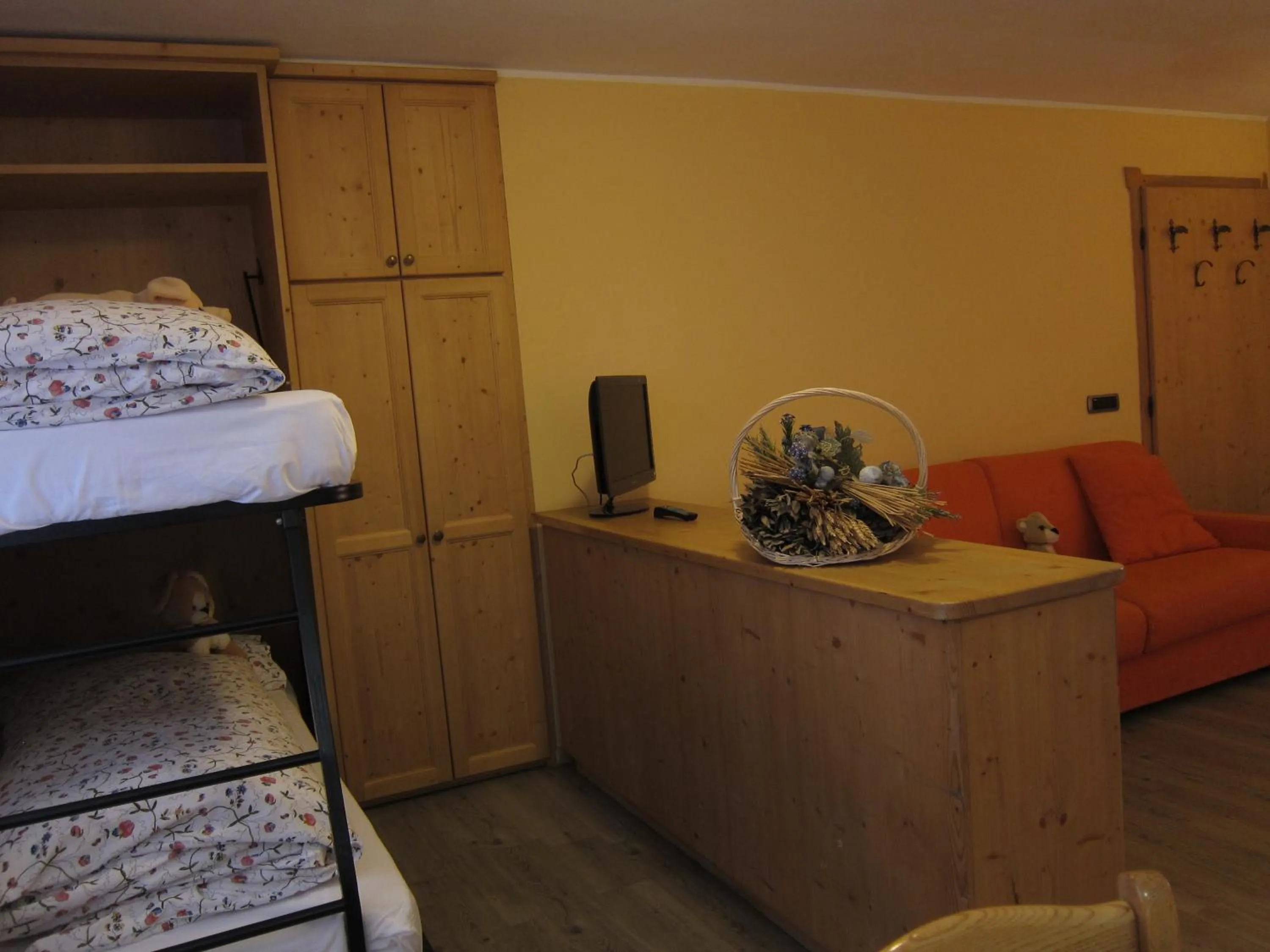 Decorative detail, Bed in Chalet Del Sole per gruppi