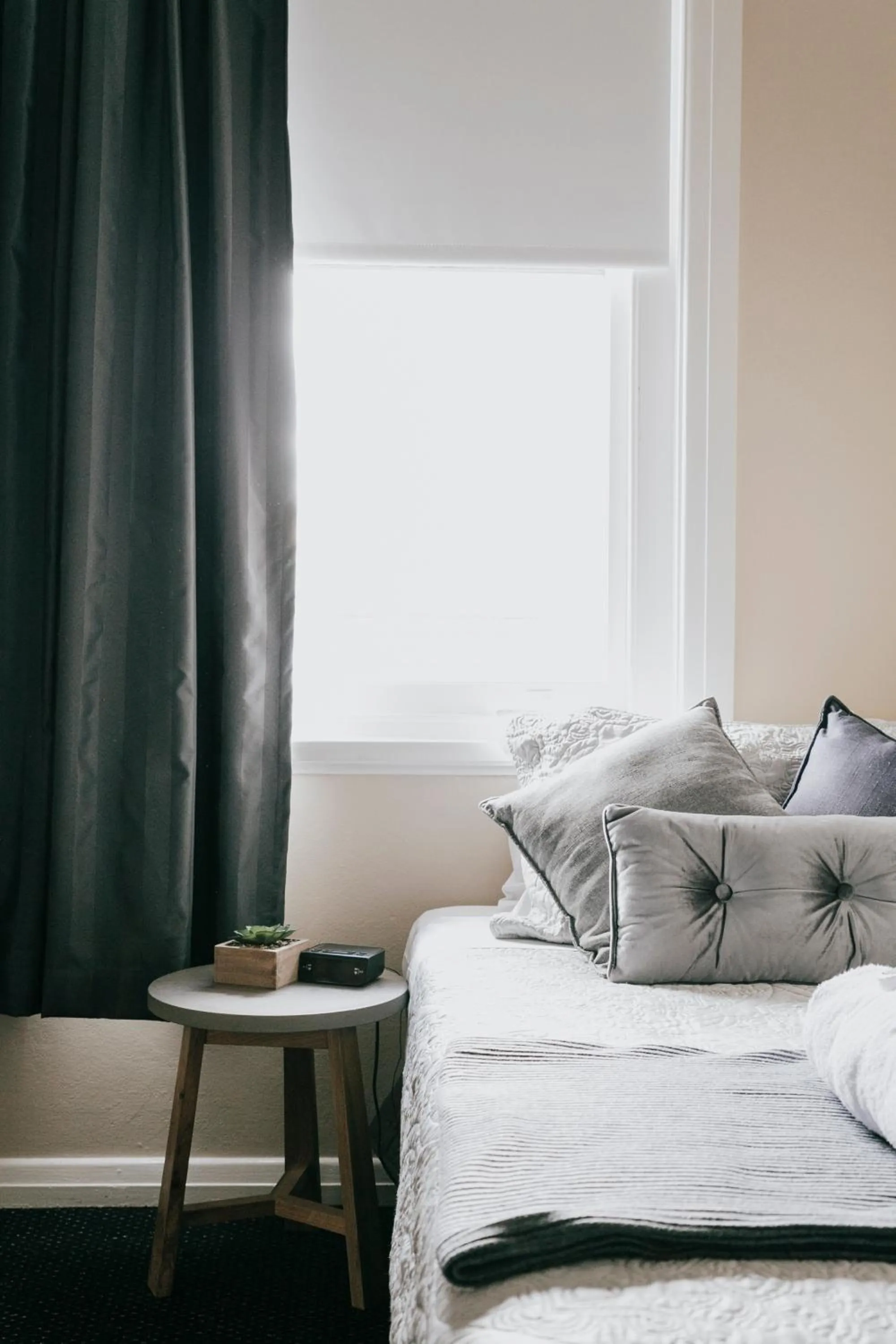 Bed in General Roberts Hotel