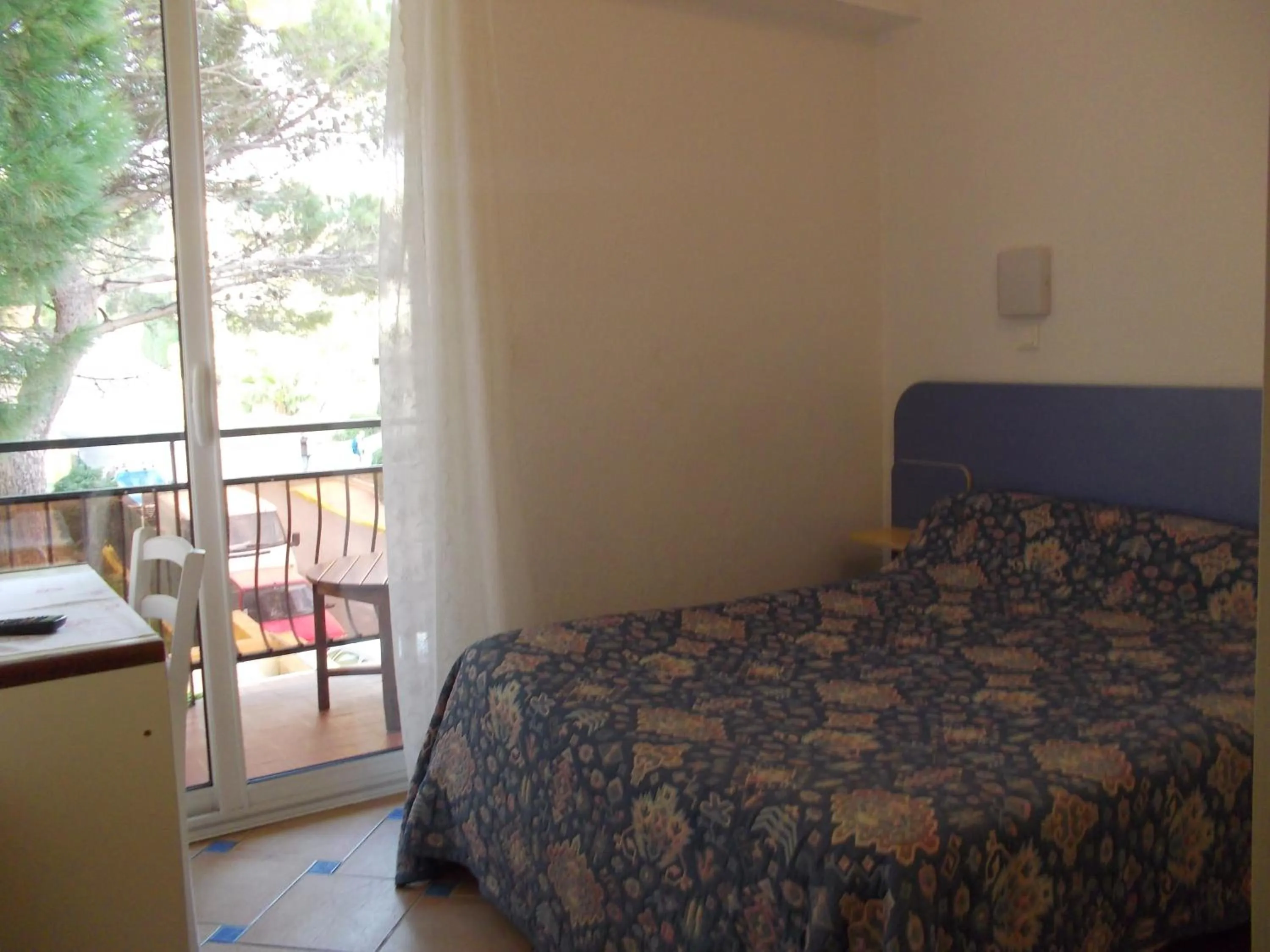 Day, Bed in Hôtel Les Alizés