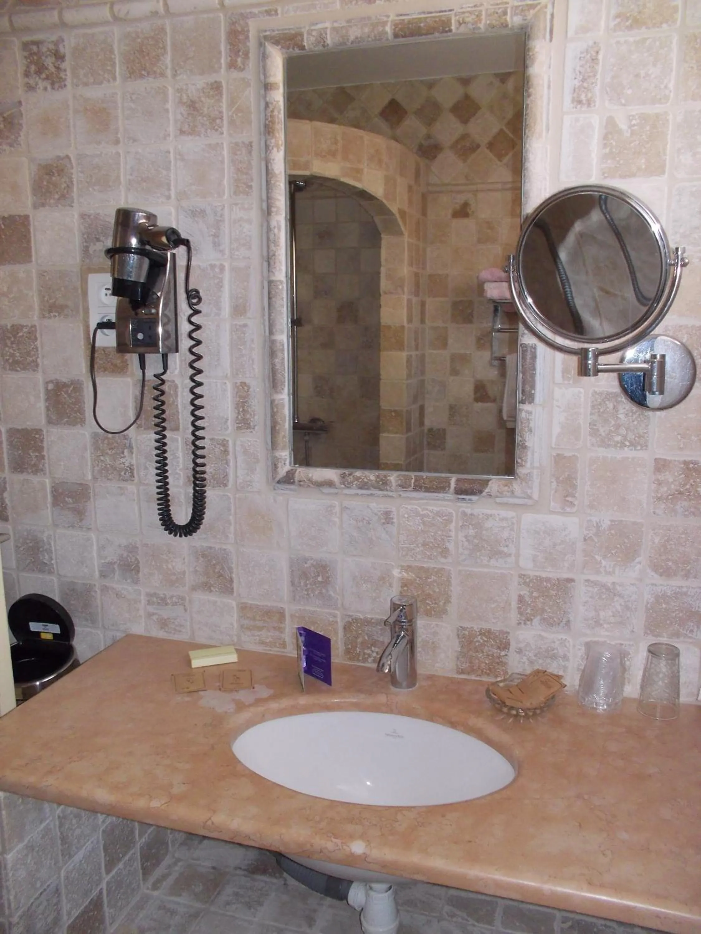 Bathroom in Hôtel Les Alizés