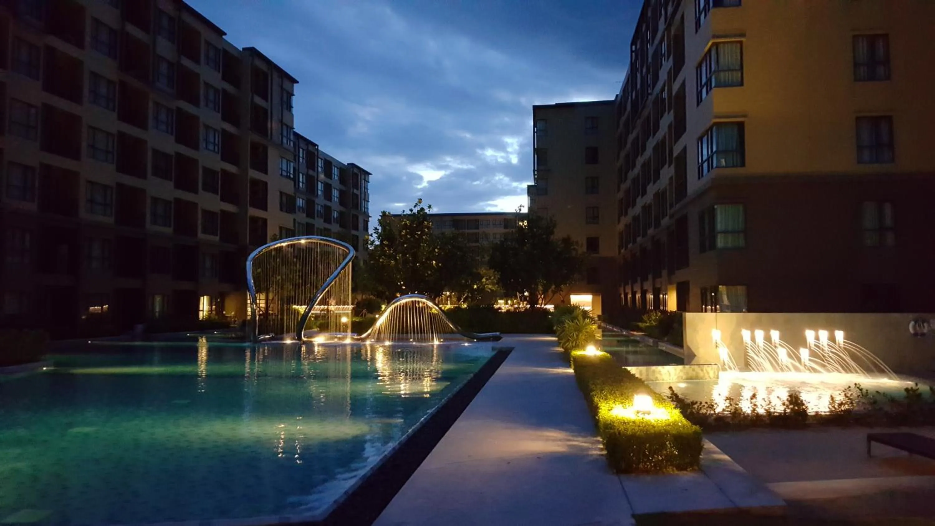 Swimming pool in Rain Cha-am by Obbset