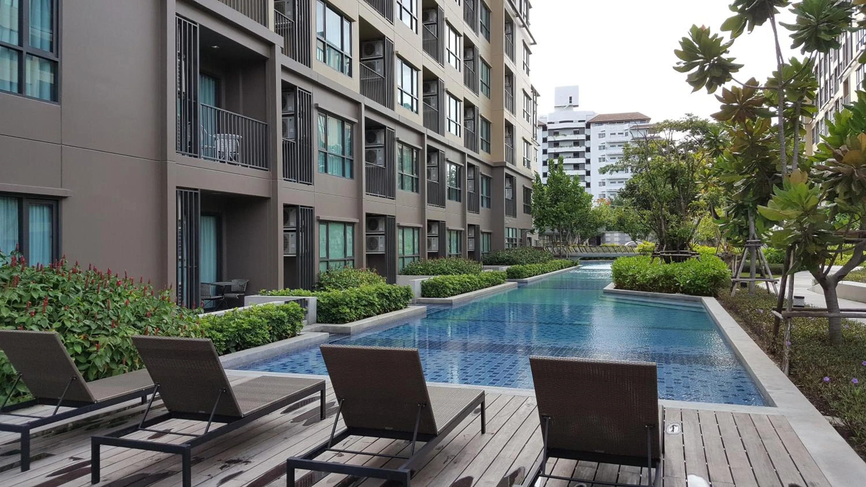 Patio in Rain Cha-am by Obbset