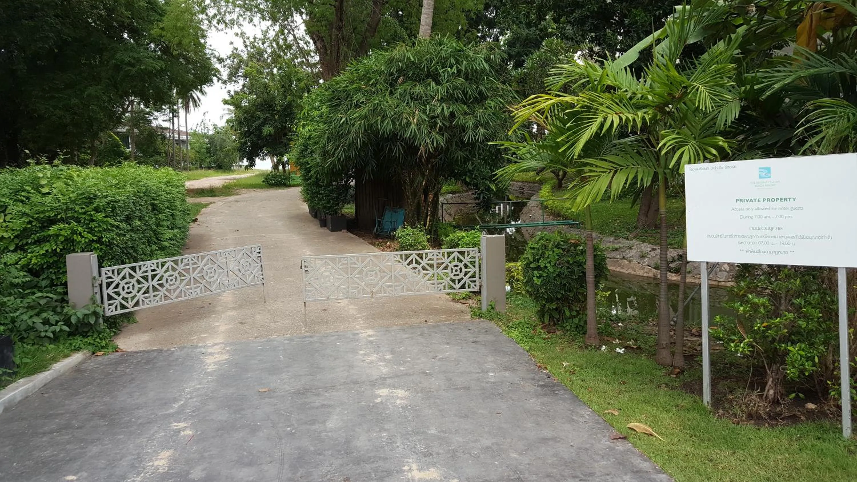 Beach in Rain Cha-am by Obbset