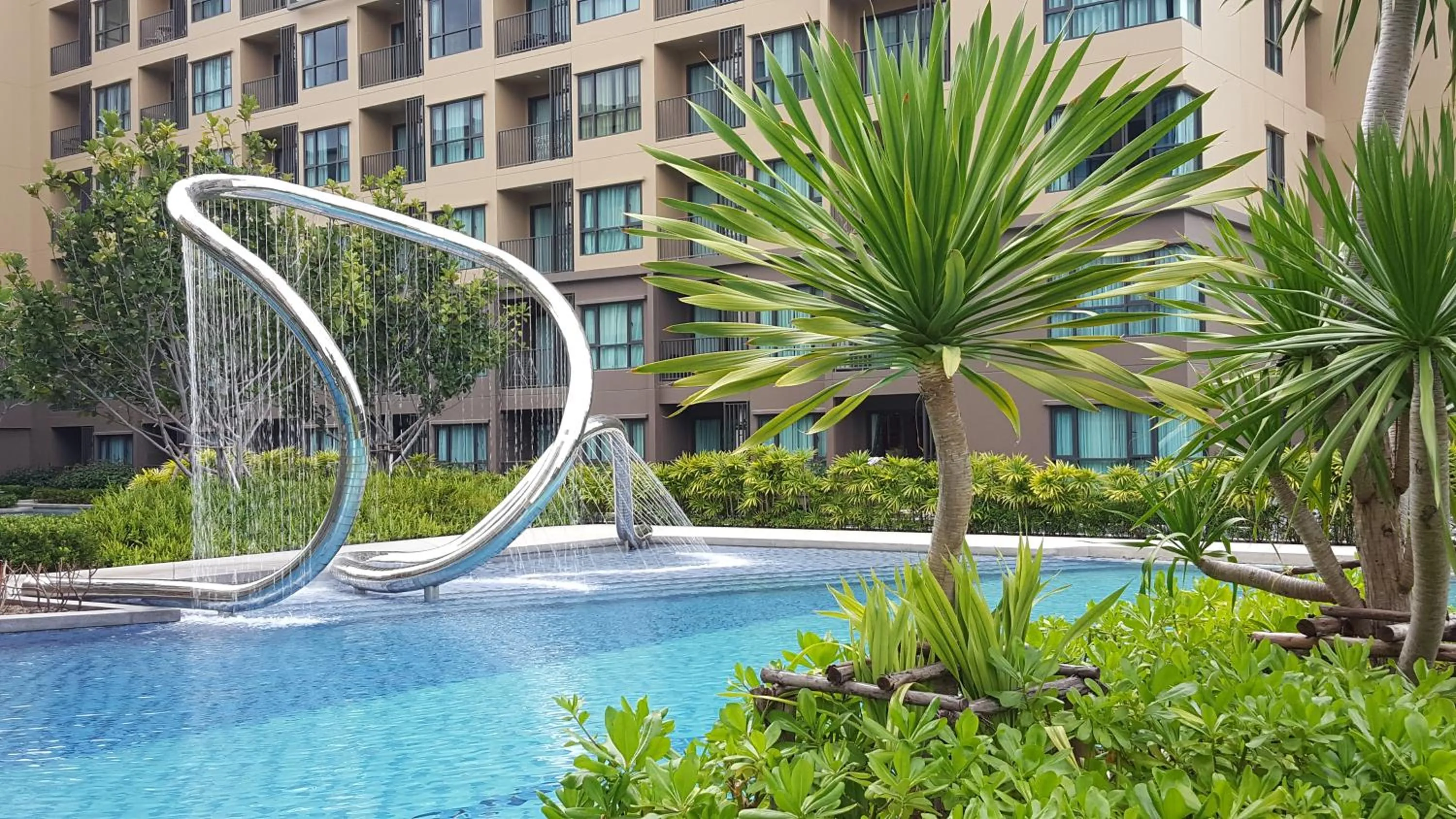 Swimming pool in Rain Cha-am by Obbset