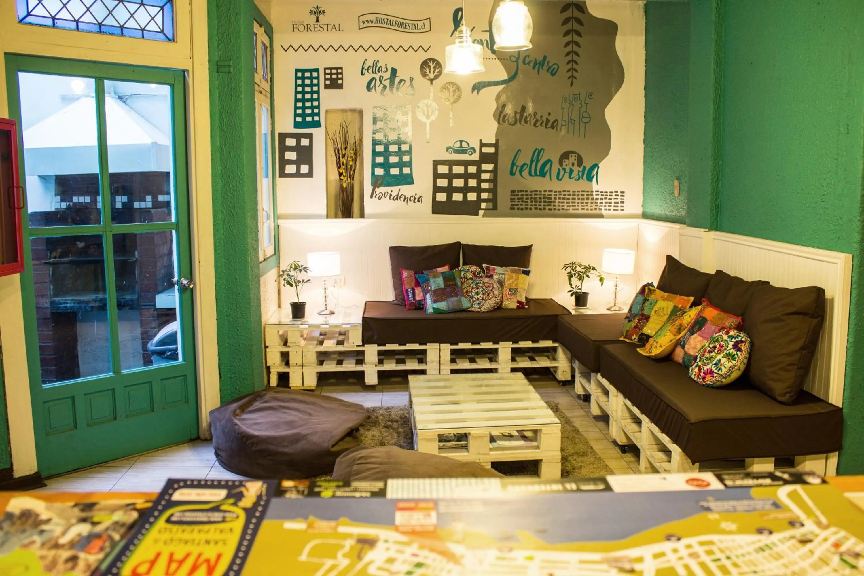 Communal lounge/ TV room in Hostal Forestal