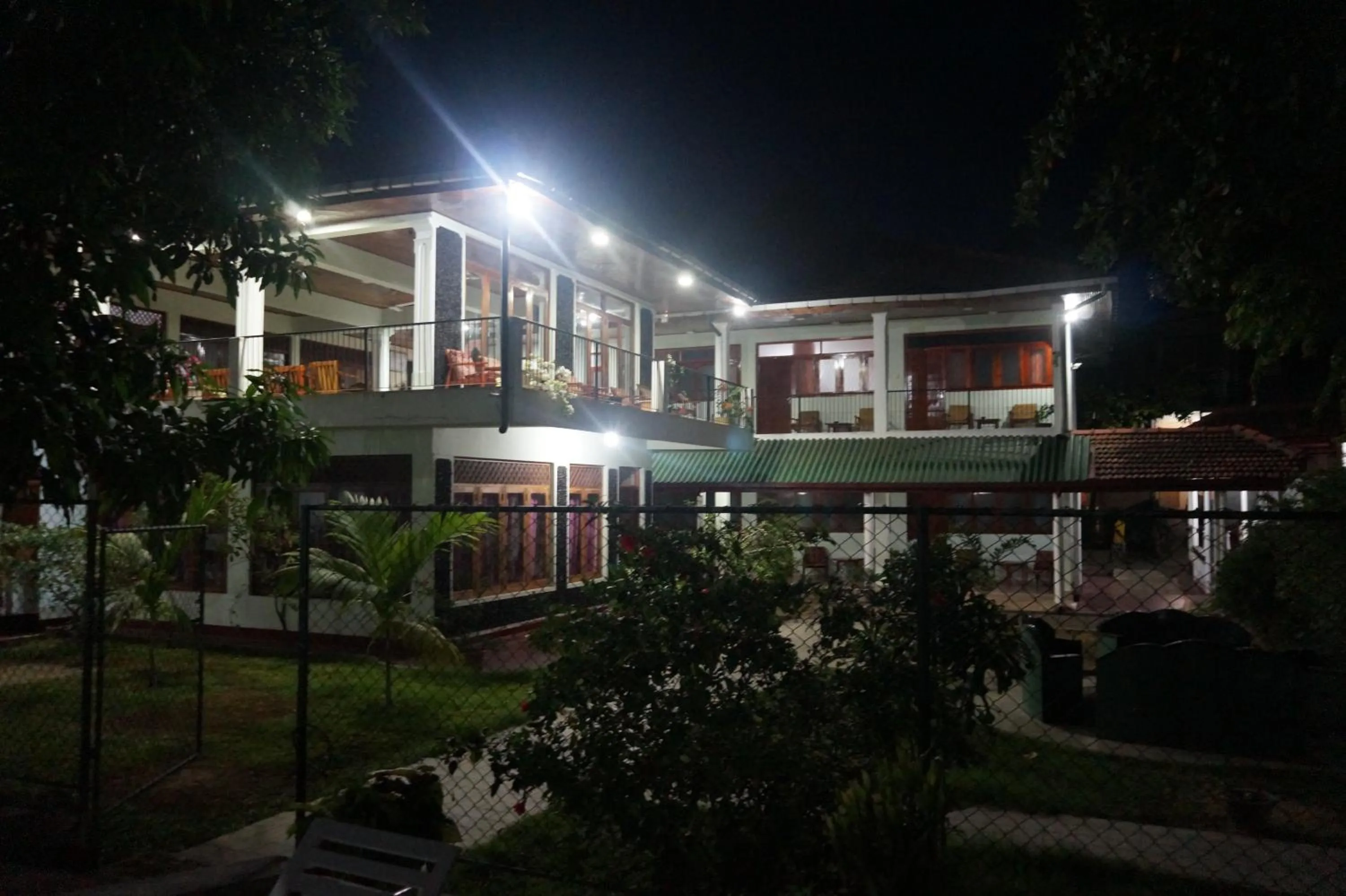 Lake Side Tourist Inn