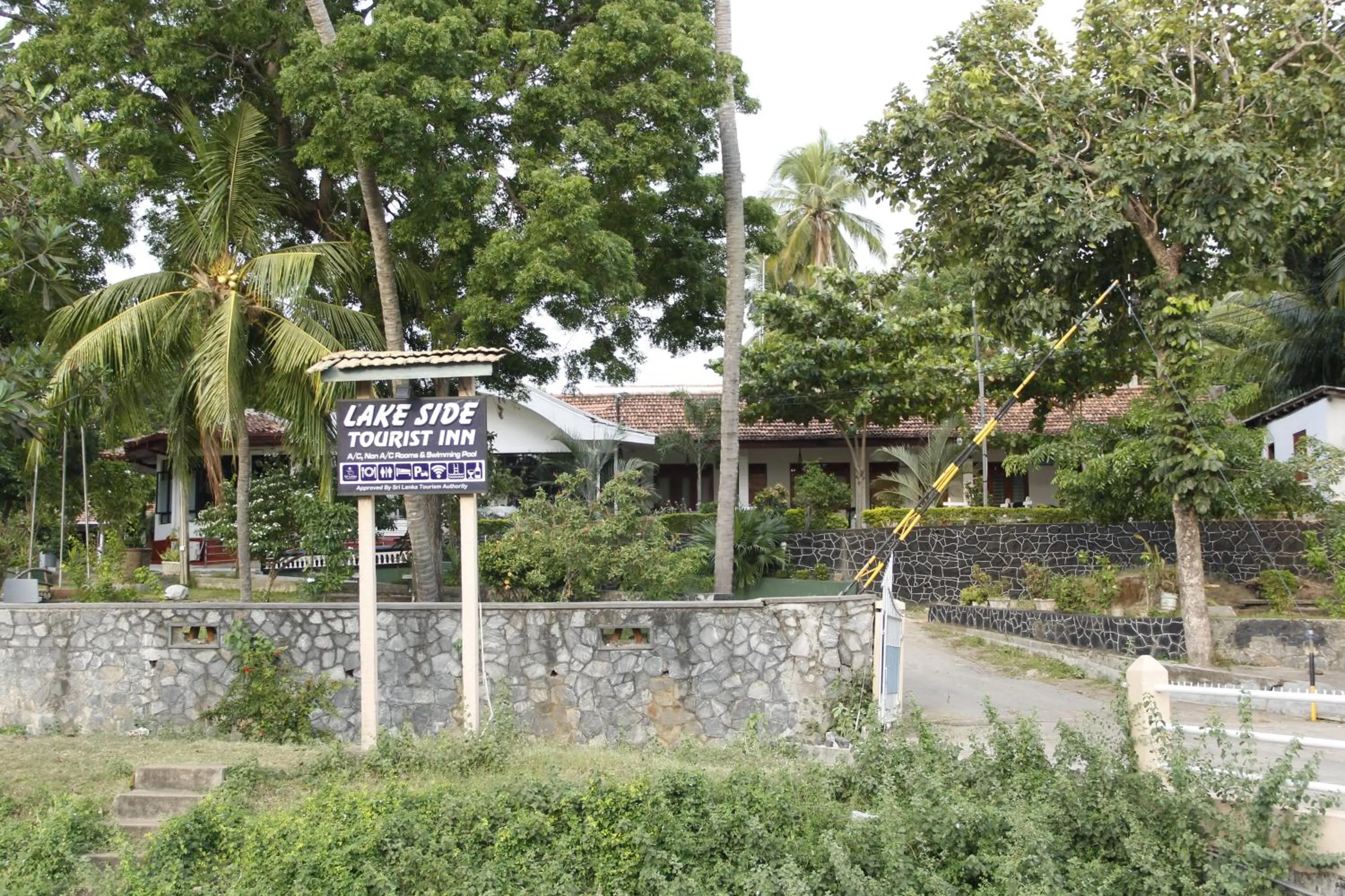 Lake Side Tourist Inn