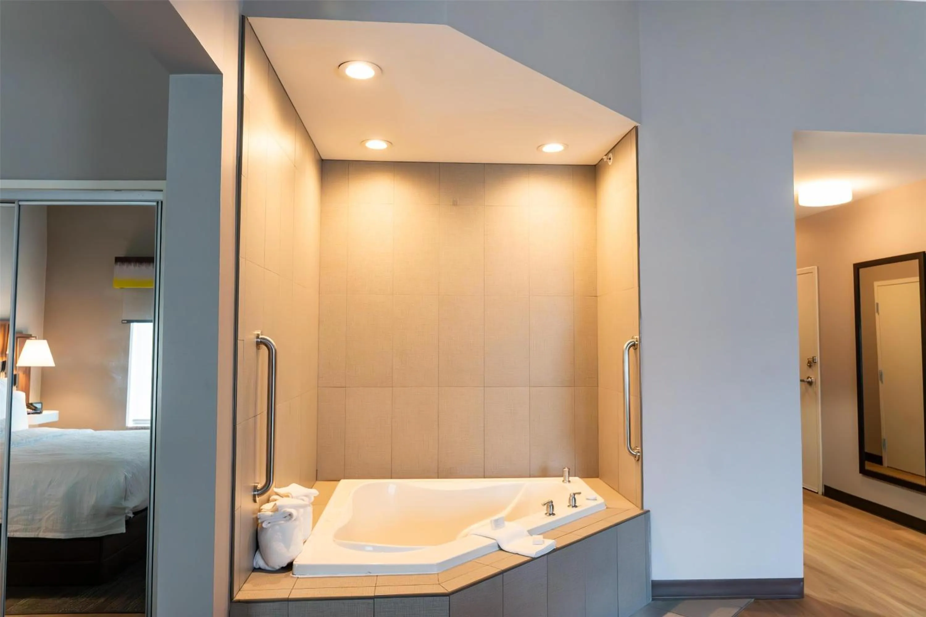 Bathroom, Bed in Hampton Inn Turnersville