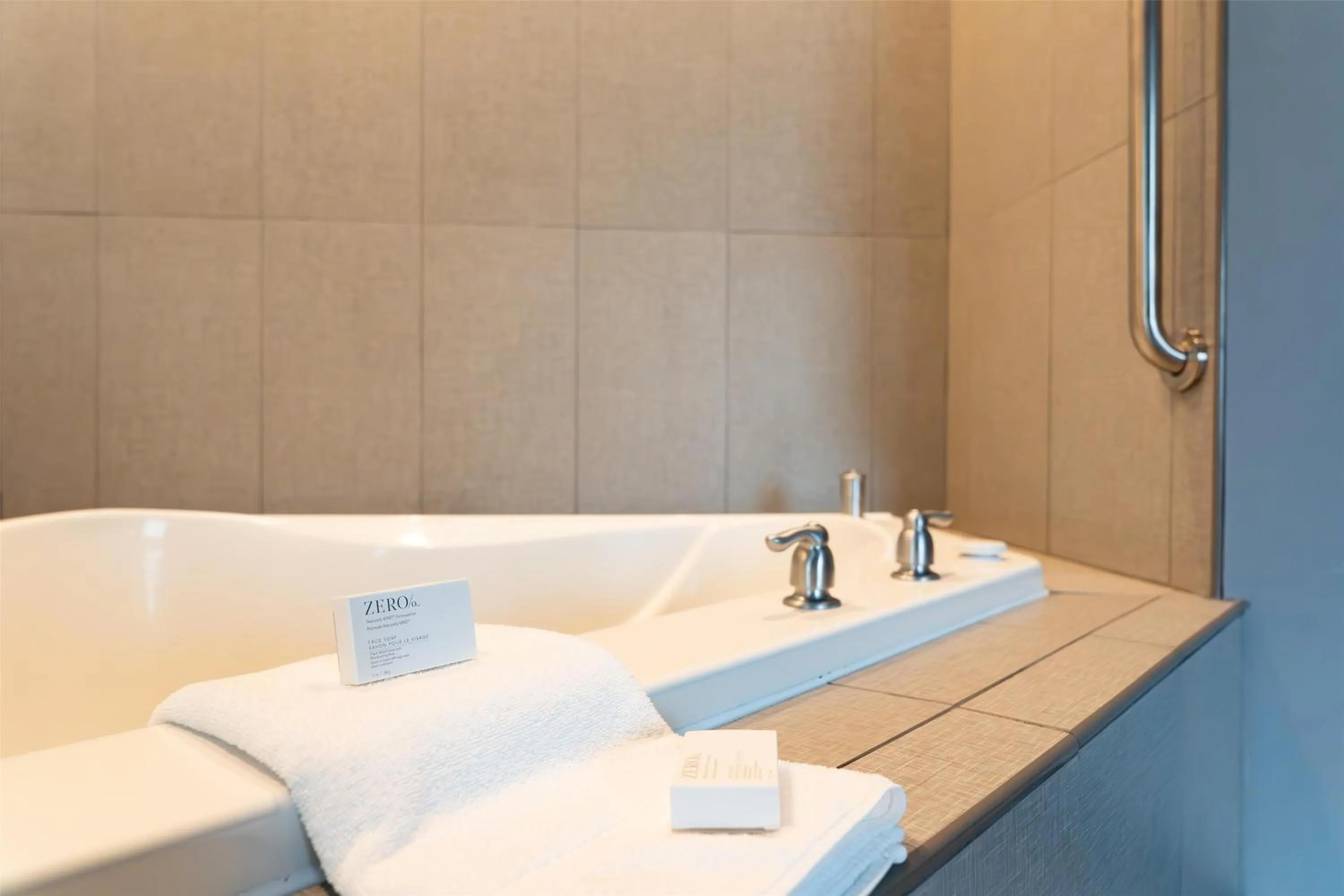 Bathroom, Bed in Hampton Inn Turnersville