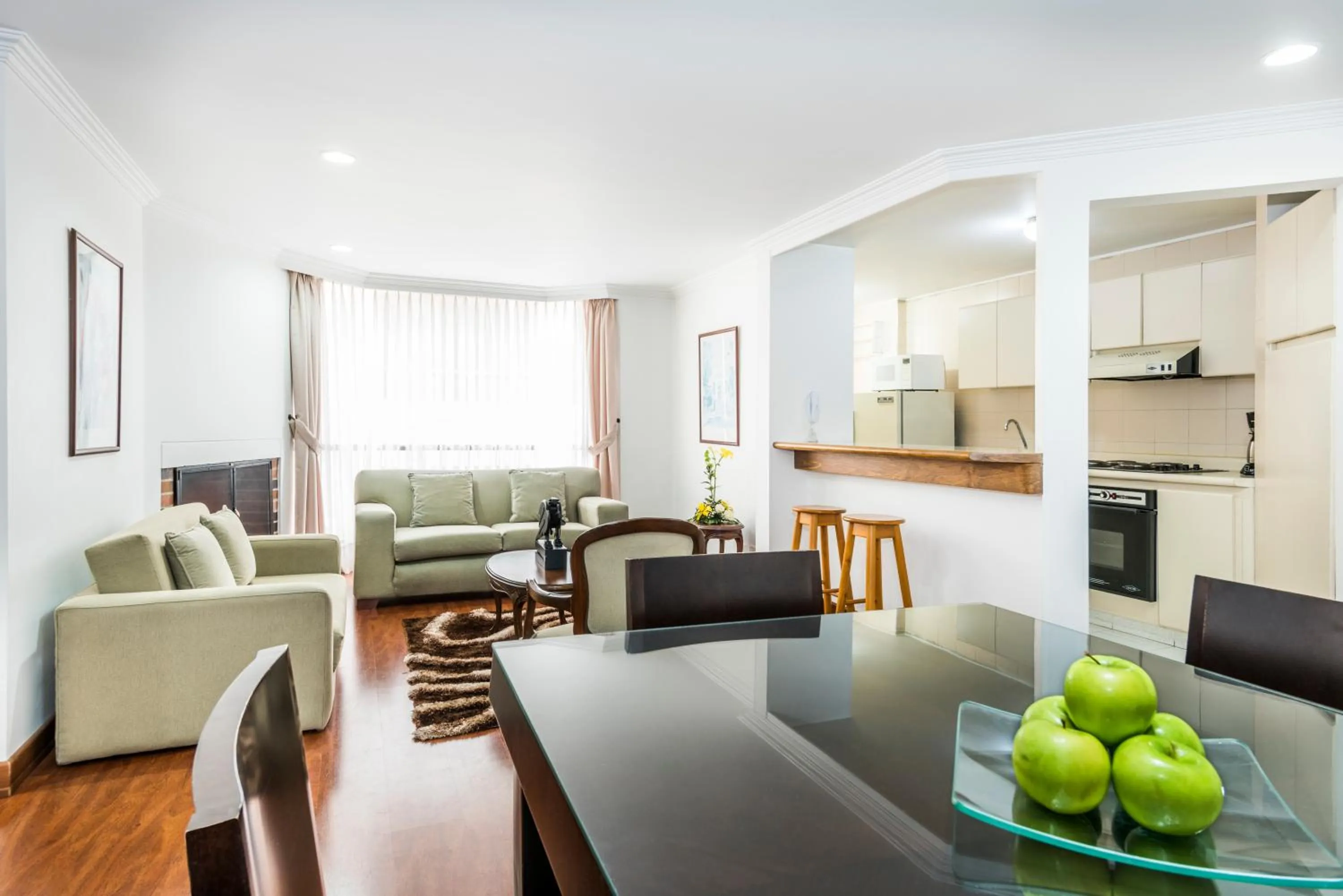 Dining area in Travelers Fontana Plaza