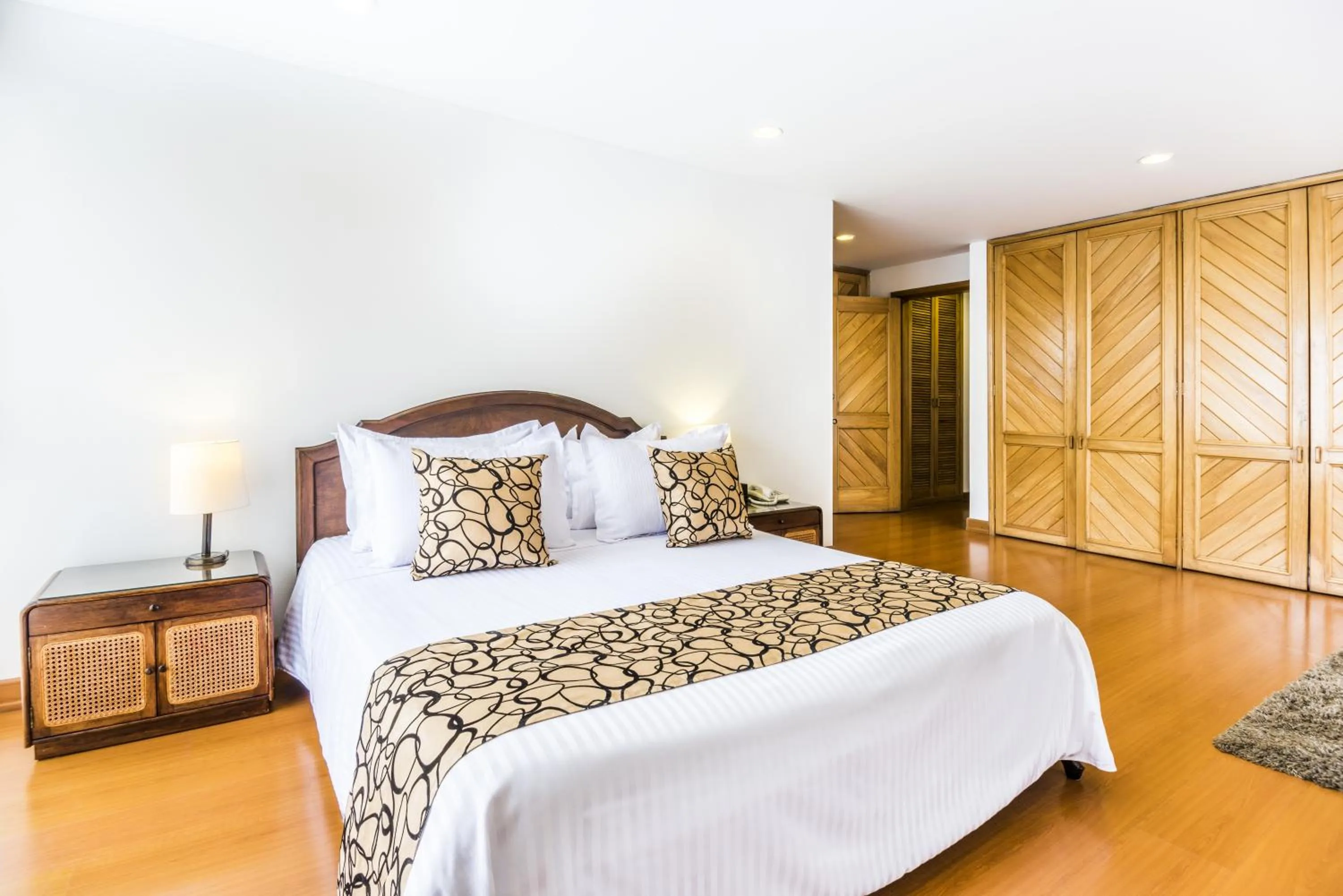 Bedroom, Bed in Travelers Fontana Plaza