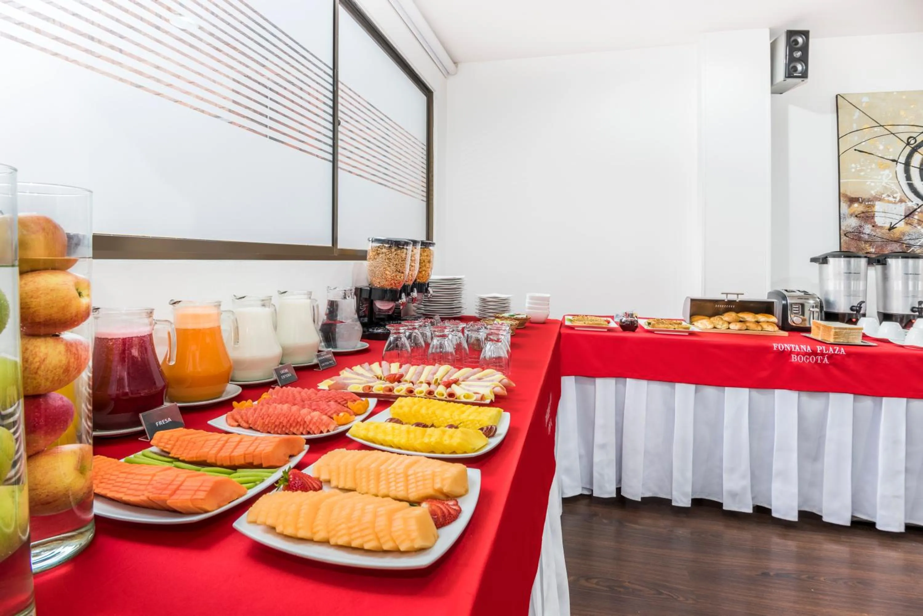 Breakfast in Travelers Fontana Plaza