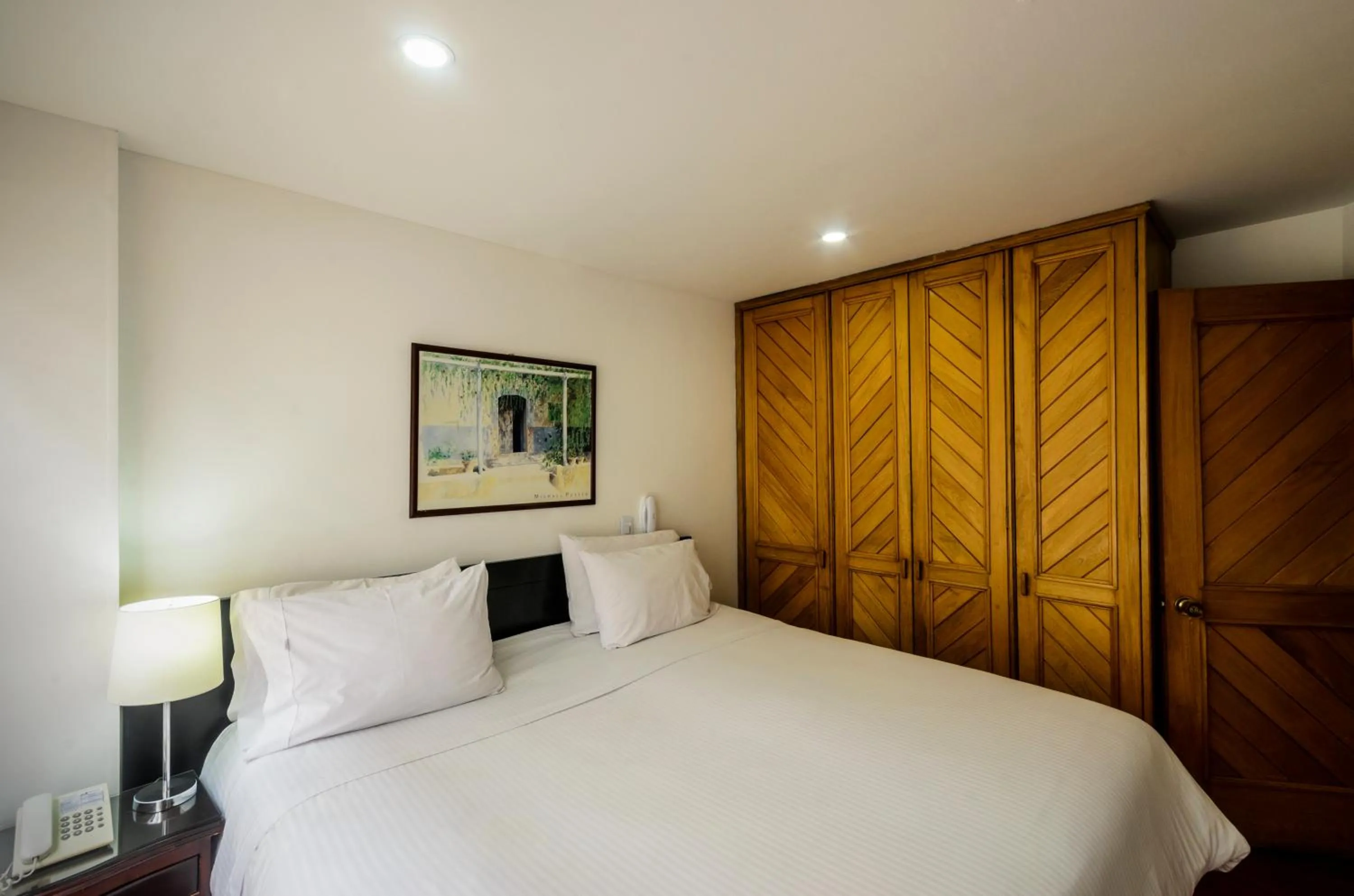 Photo of the whole room, Bed in Travelers Fontana Plaza