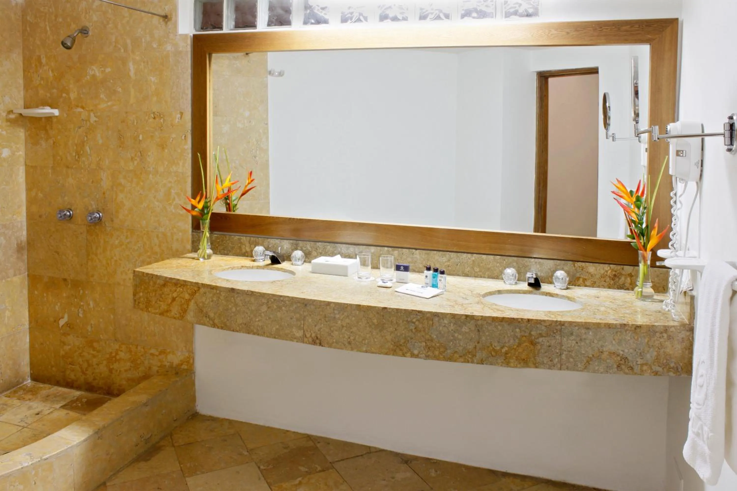 Bathroom in Hotel Oceania Cartagena