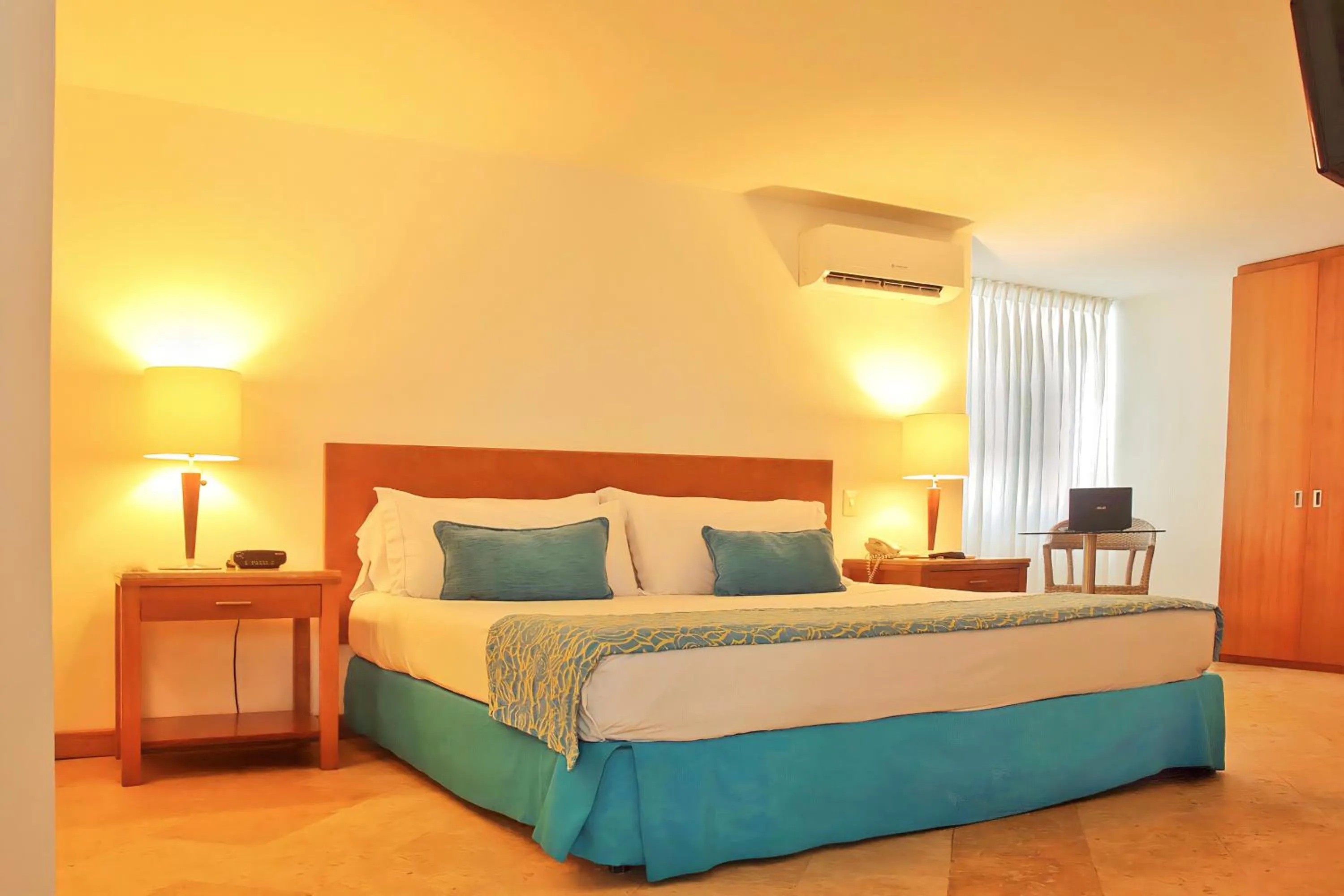 Lake view, Bed in Hotel Oceania Cartagena