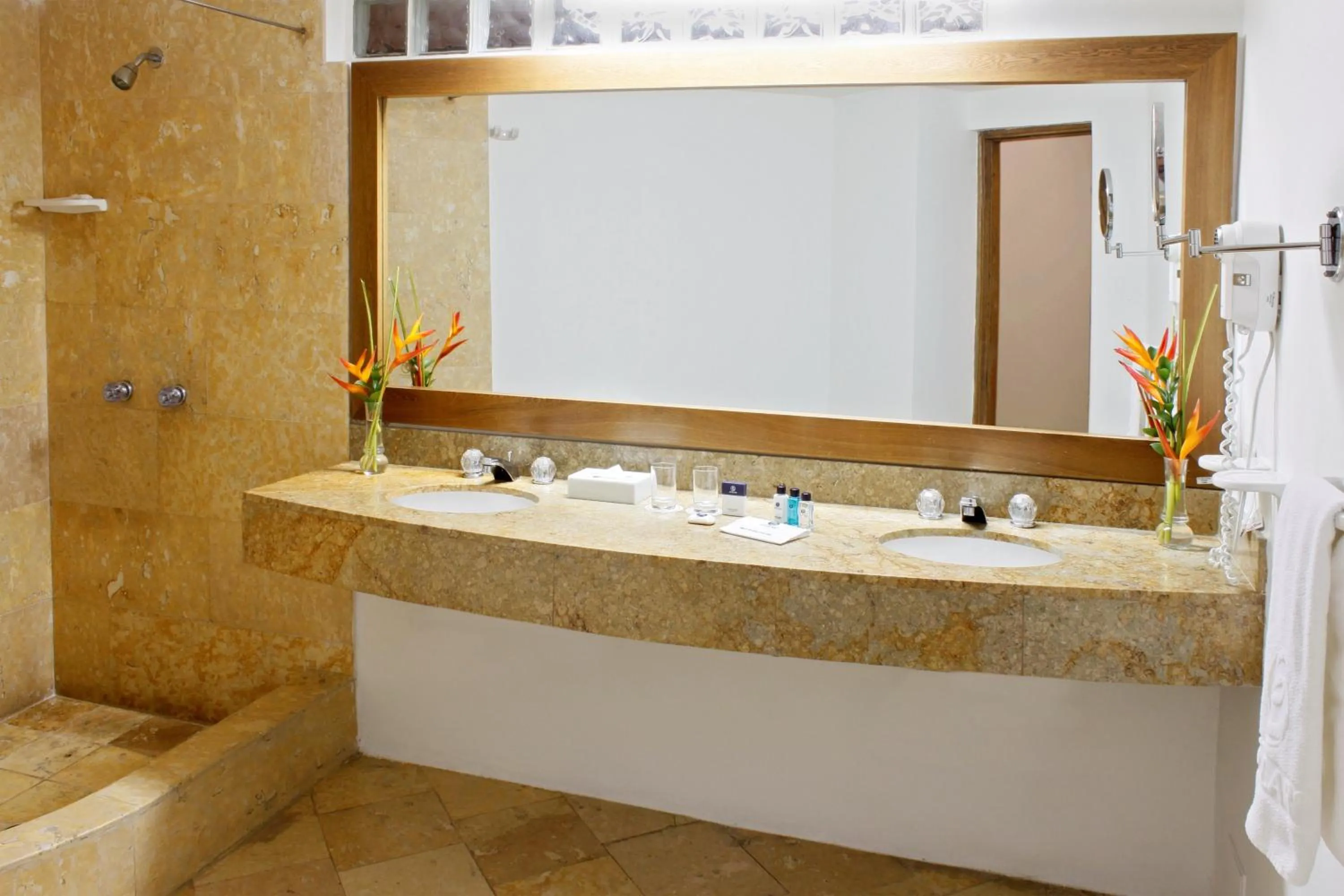 Bathroom in Hotel Oceania Cartagena