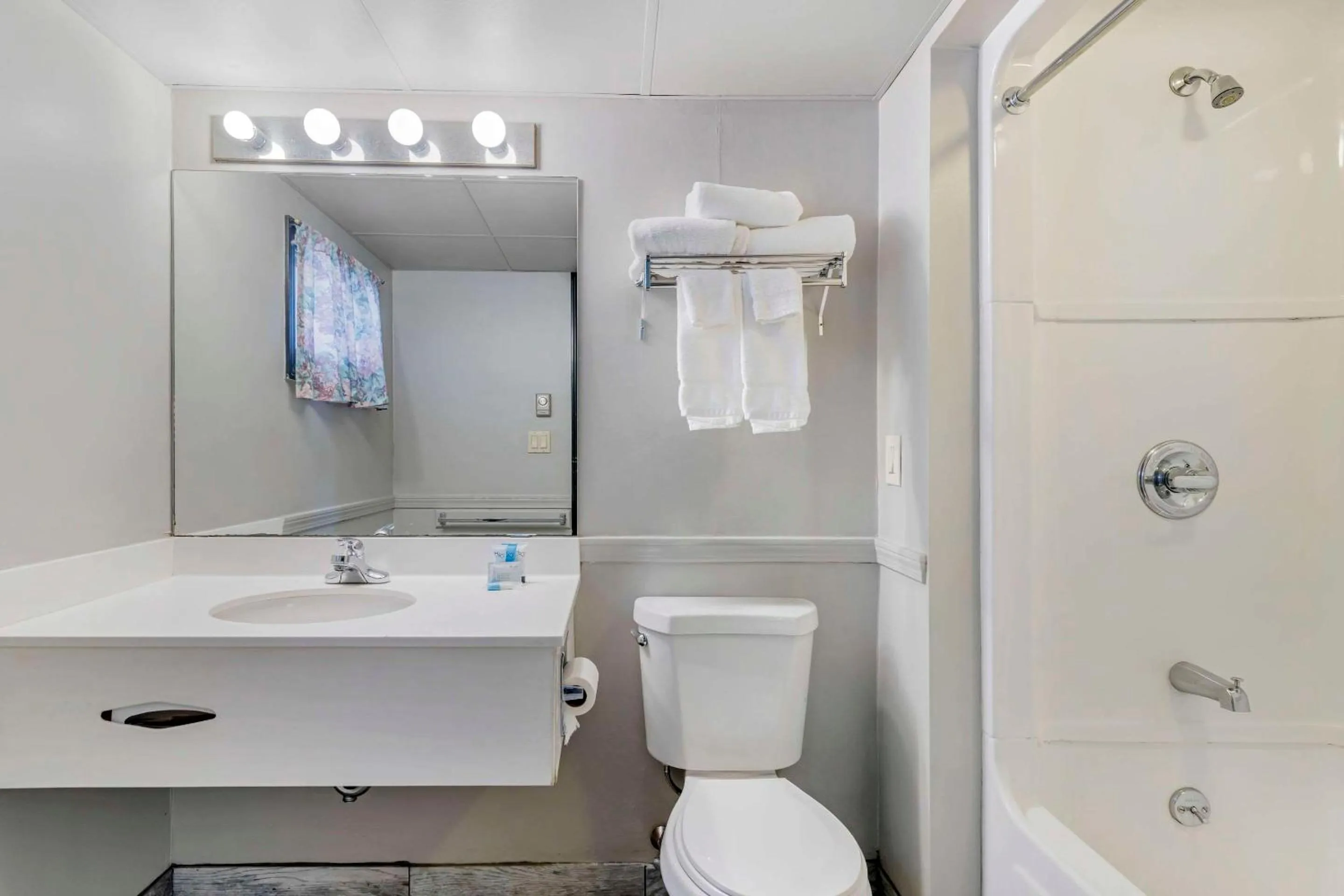 Bedroom in Green Granite Inn, Ascend Hotel Collection