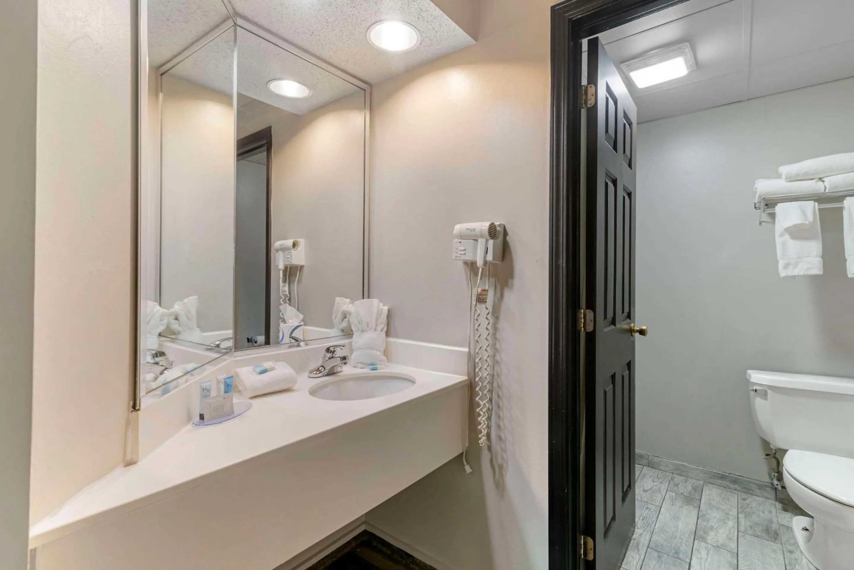 Bedroom in Green Granite Inn, Ascend Hotel Collection