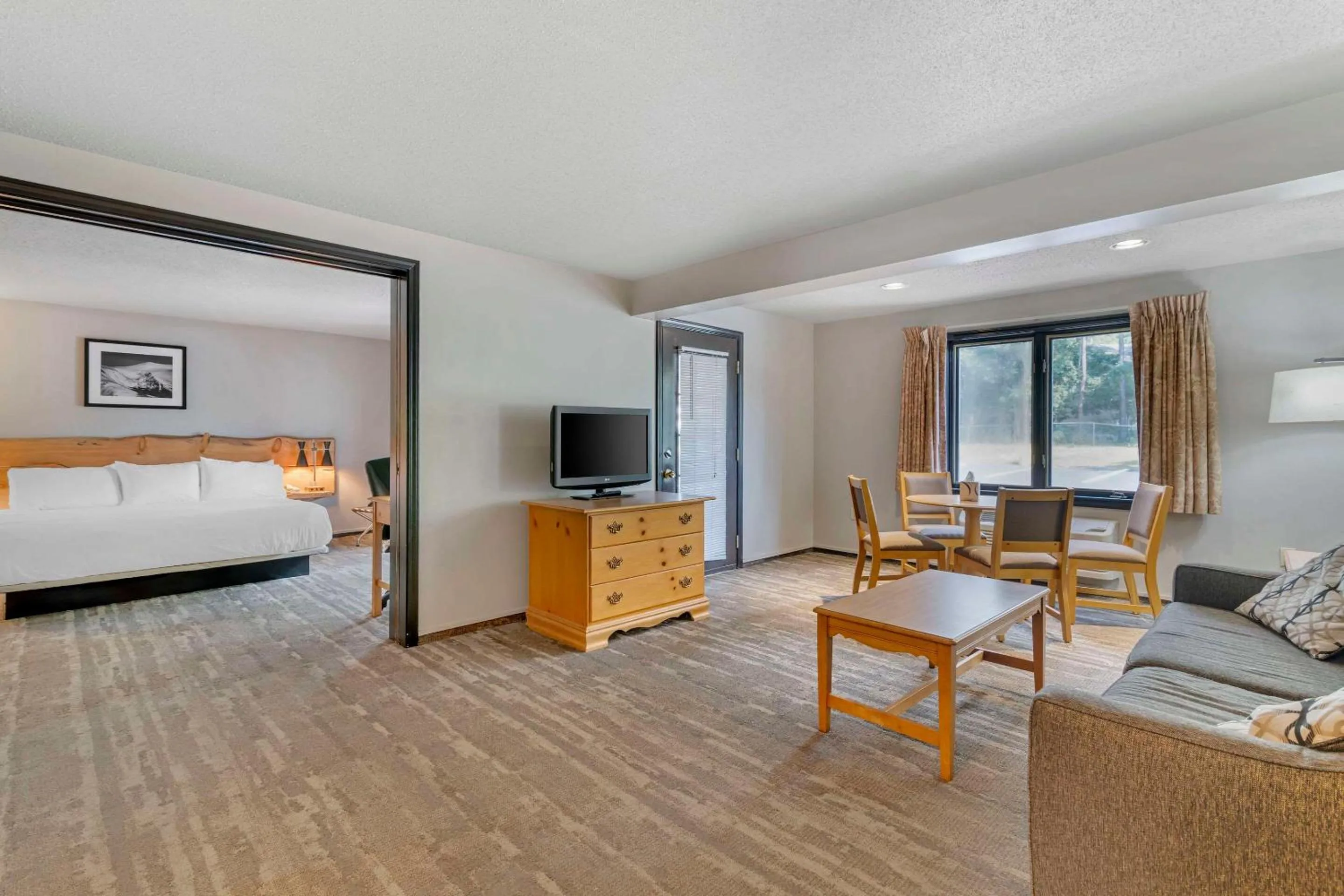 Bedroom in Green Granite Inn, Ascend Hotel Collection