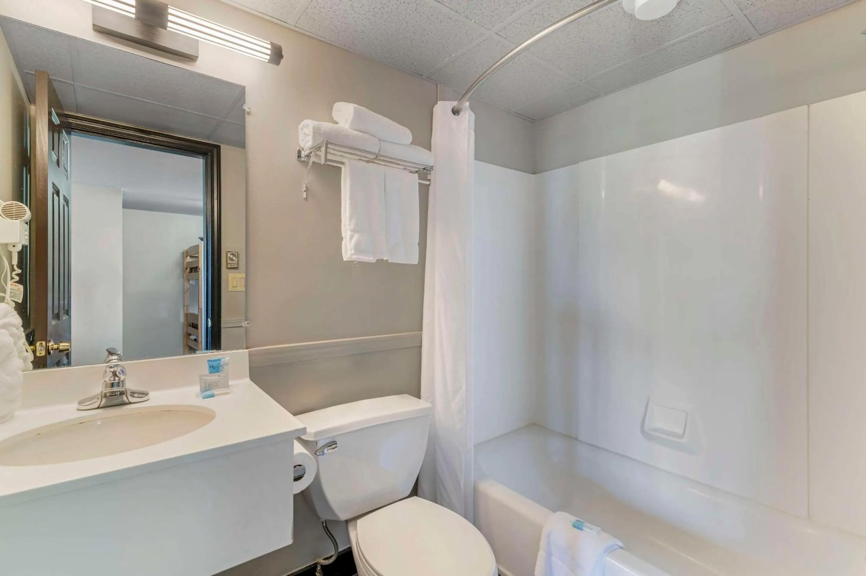 Bedroom in Green Granite Inn, Ascend Hotel Collection