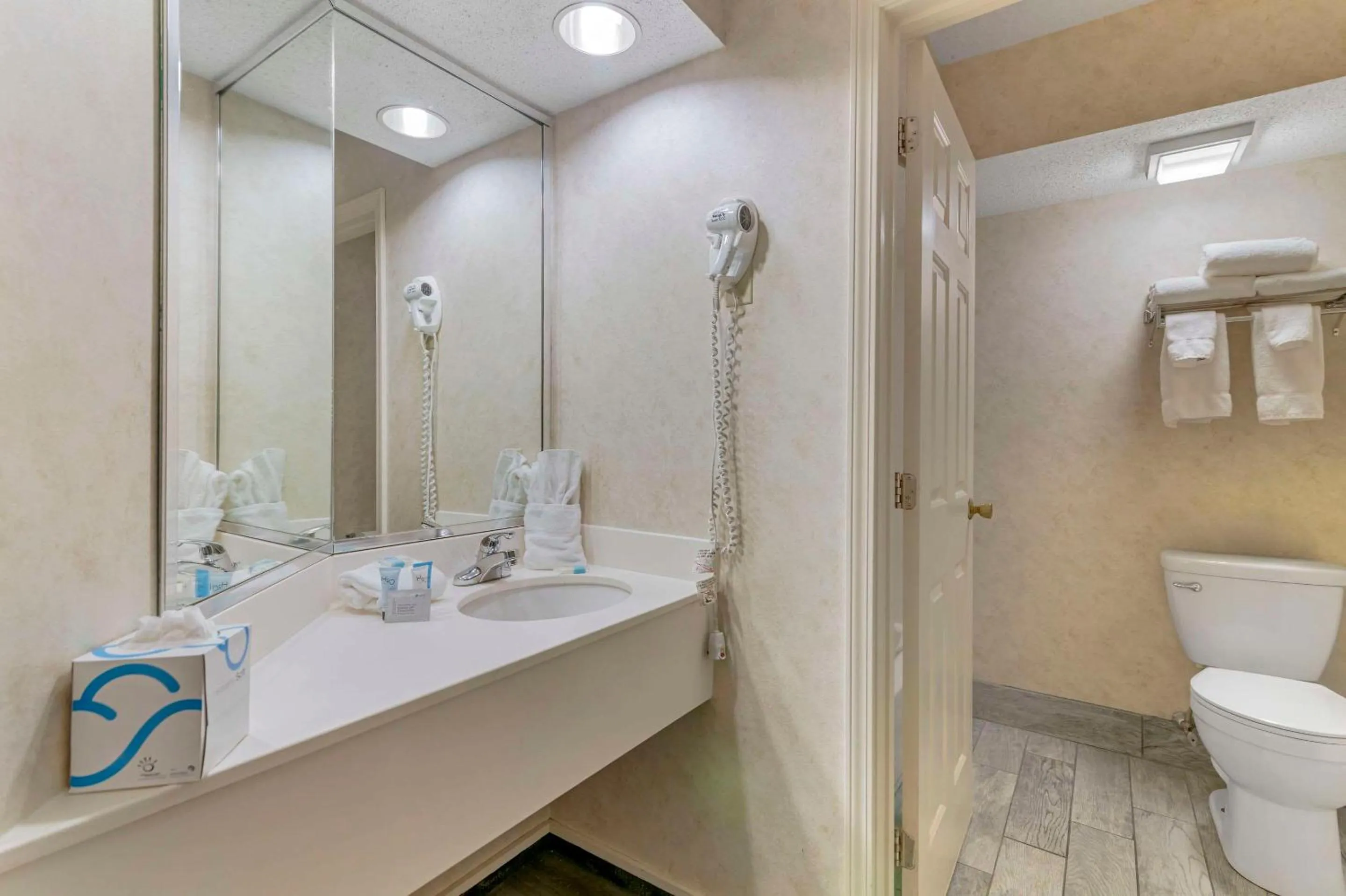 Bedroom in Green Granite Inn, Ascend Hotel Collection