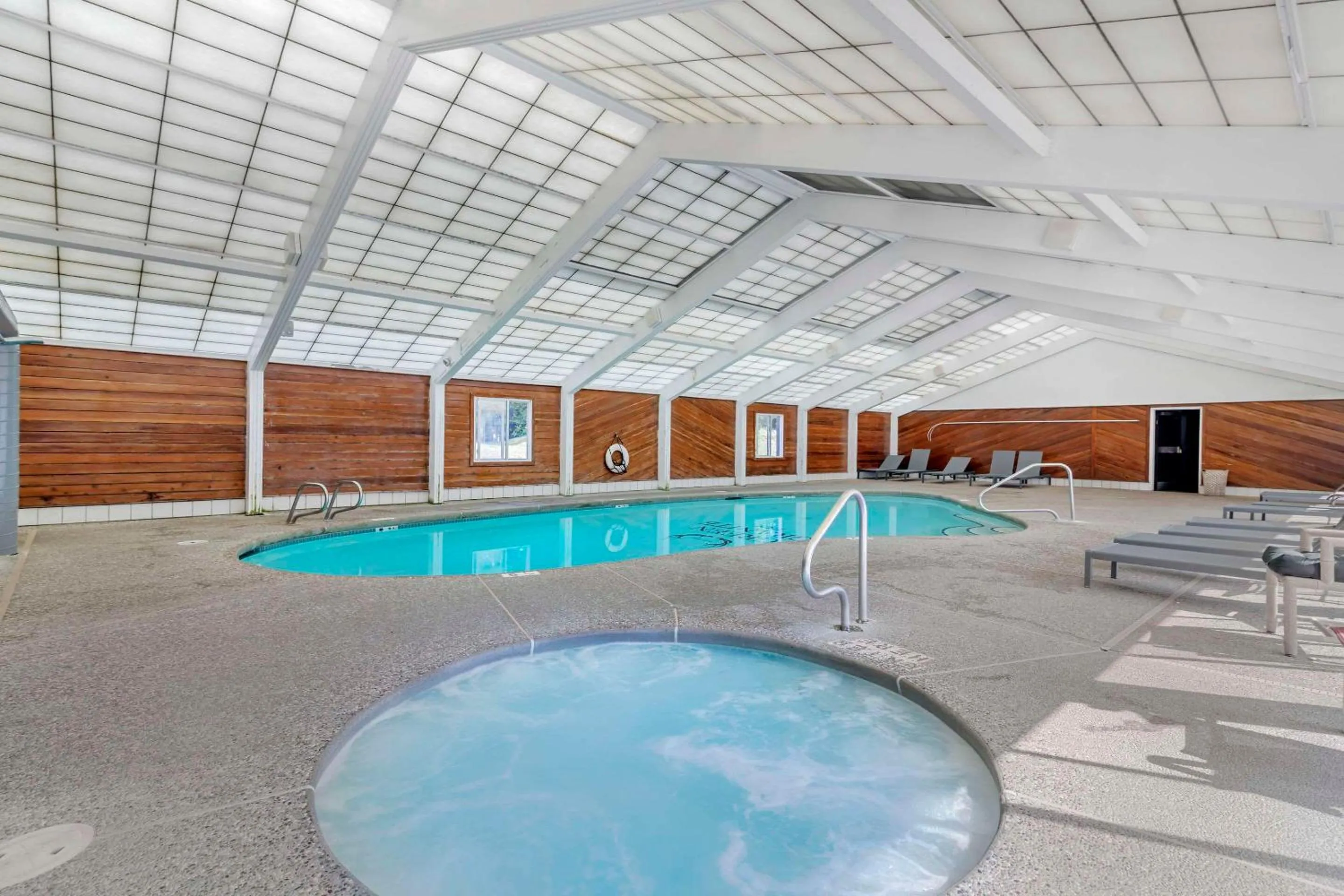 Swimming pool in Green Granite Inn, Ascend Hotel Collection