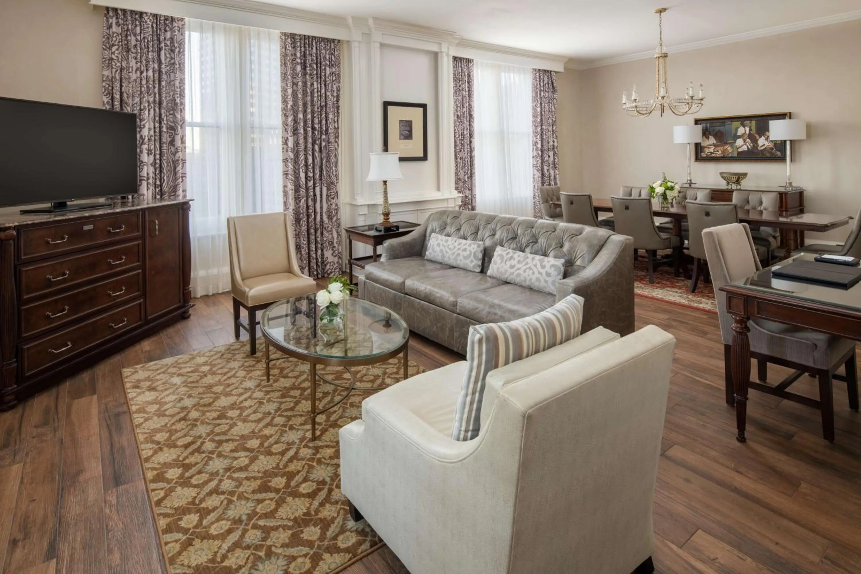 Living room in The Roosevelt Hotel New Orleans - Waldorf Astoria Hotels & Resorts
