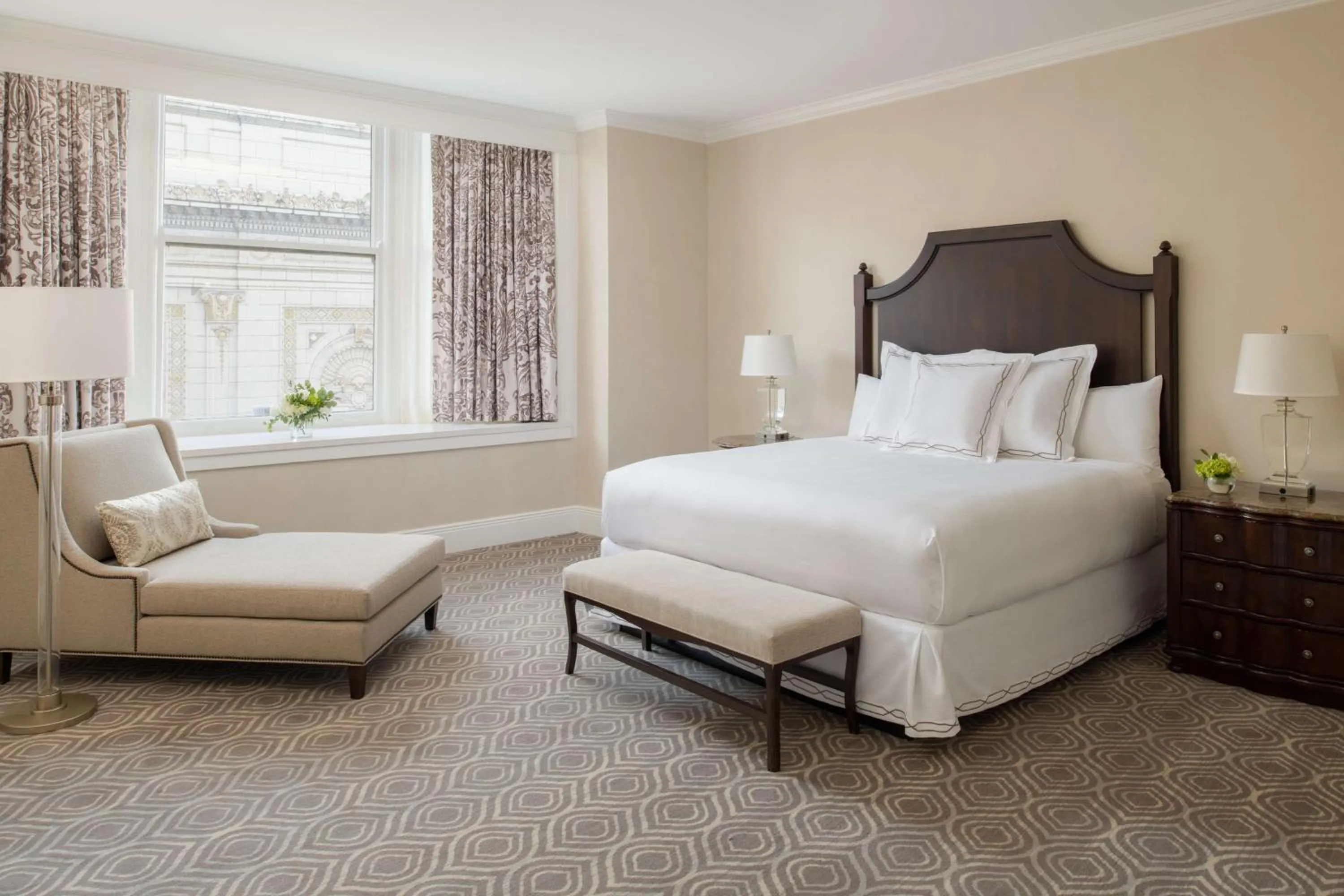 Living room, Bed in The Roosevelt Hotel New Orleans - Waldorf Astoria Hotels & Resorts