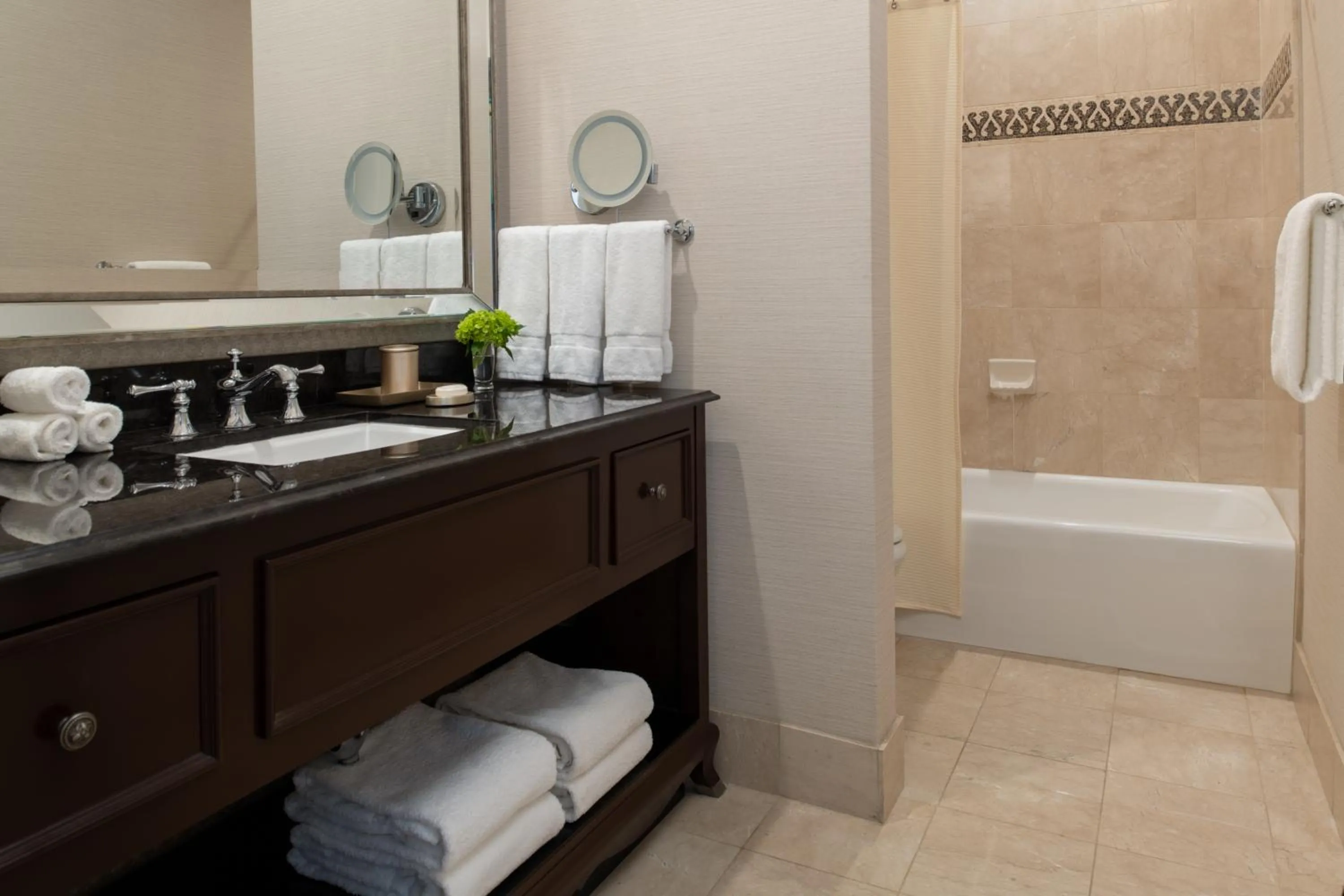 Bath in The Roosevelt Hotel New Orleans - Waldorf Astoria Hotels & Resorts