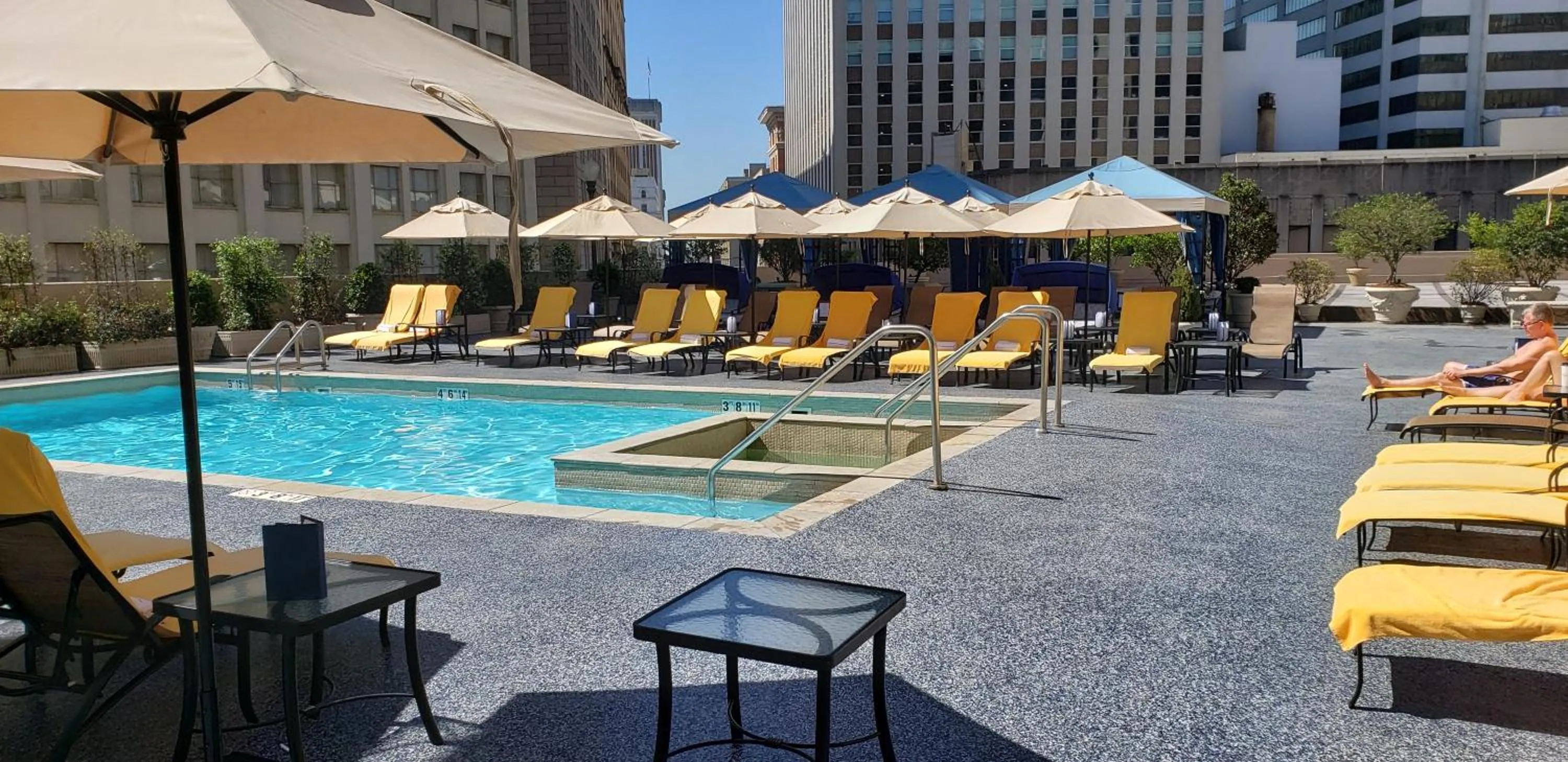 Swimming pool in The Roosevelt Hotel New Orleans - Waldorf Astoria Hotels & Resorts