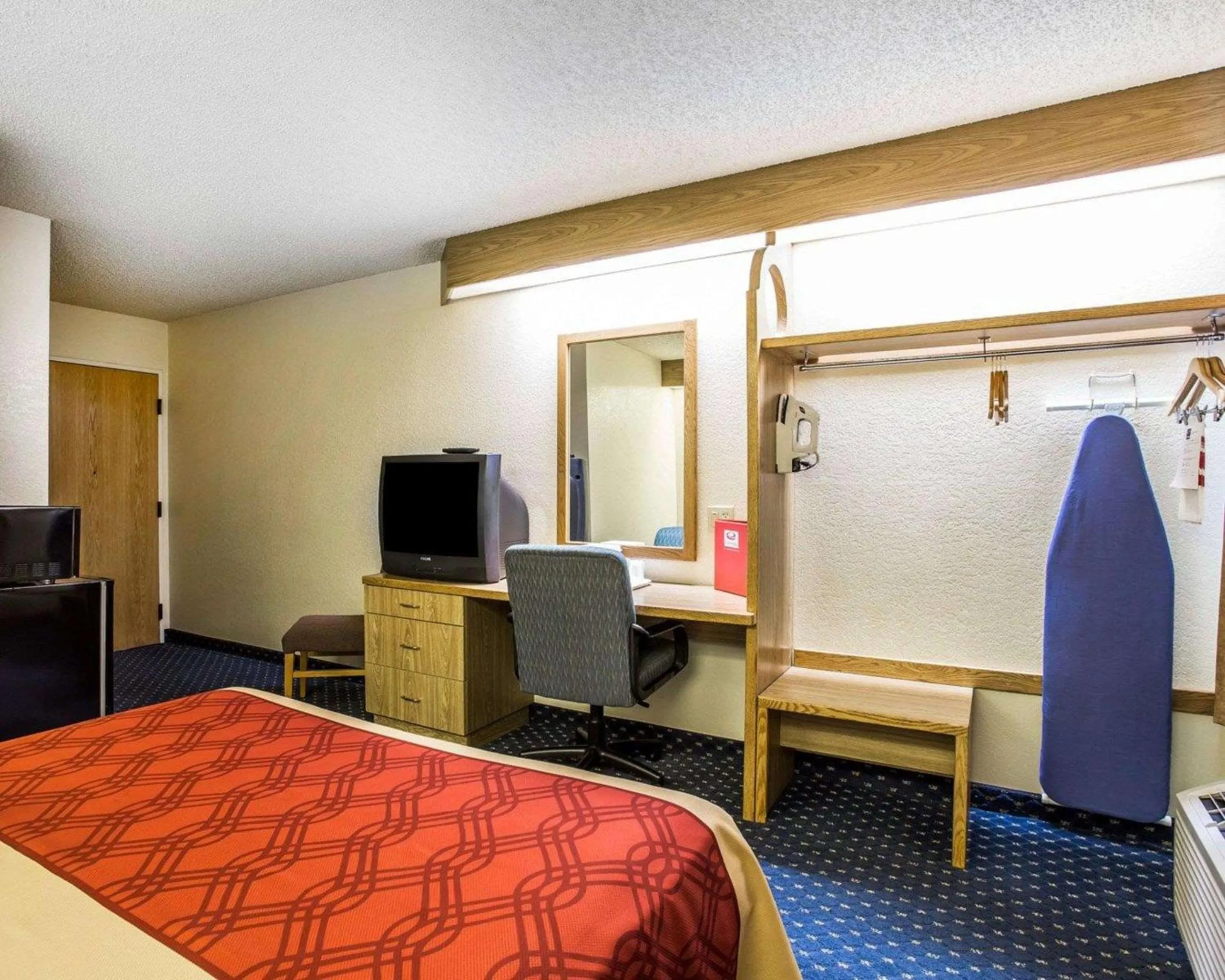 Bedroom, Bed in Econo Lodge Denver International Airport