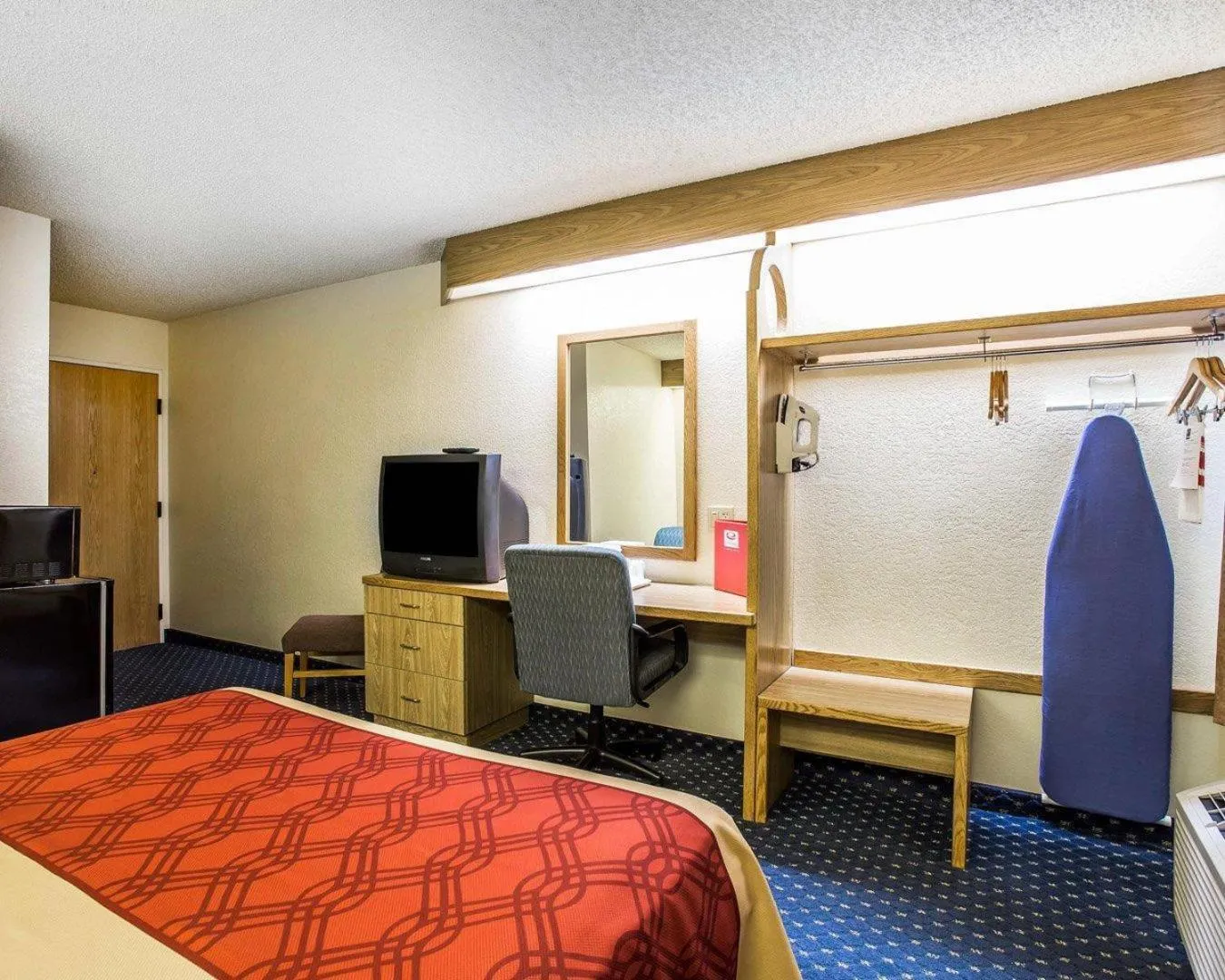 Bedroom, Bed in Econo Lodge Denver International Airport