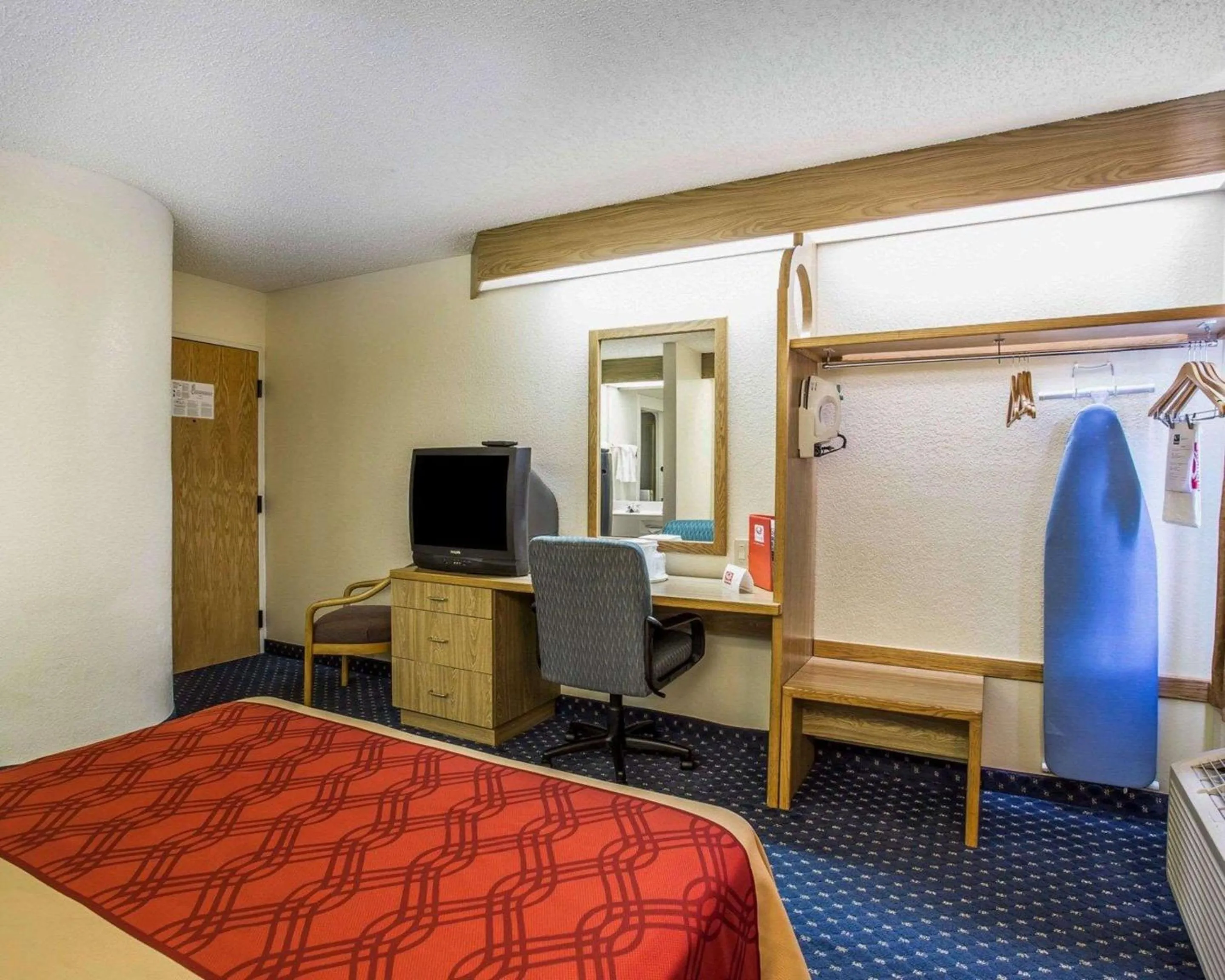 Bedroom, Bed in Econo Lodge Denver International Airport