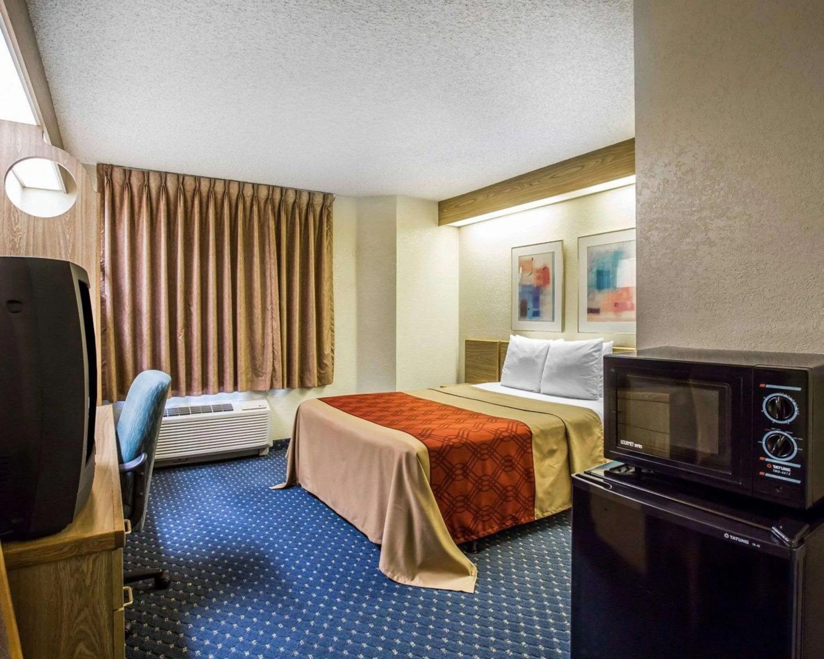 Bedroom, Bed in Econo Lodge Denver International Airport