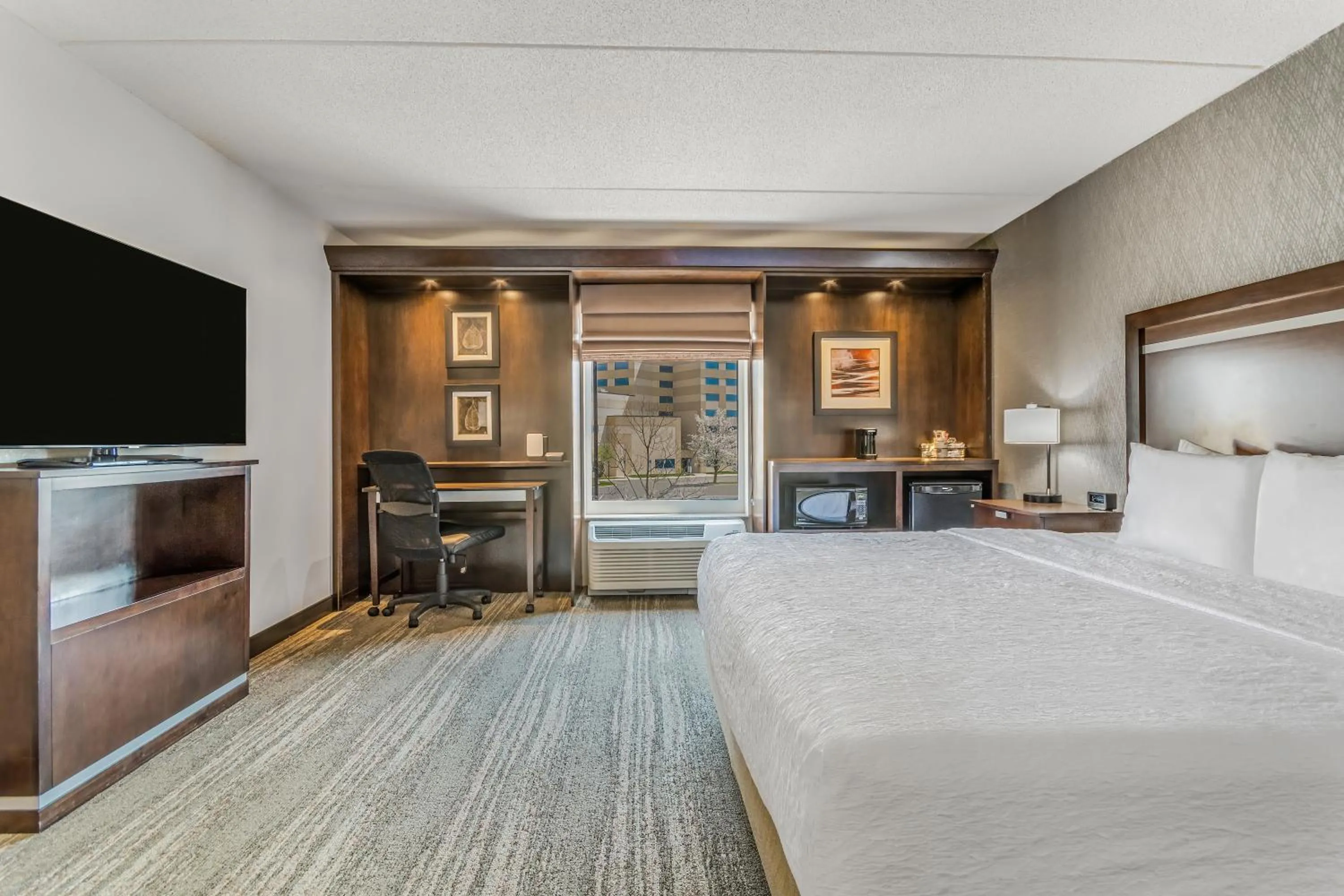 Bed in Hampton Inn & Suites Detroit/Airport Romulus