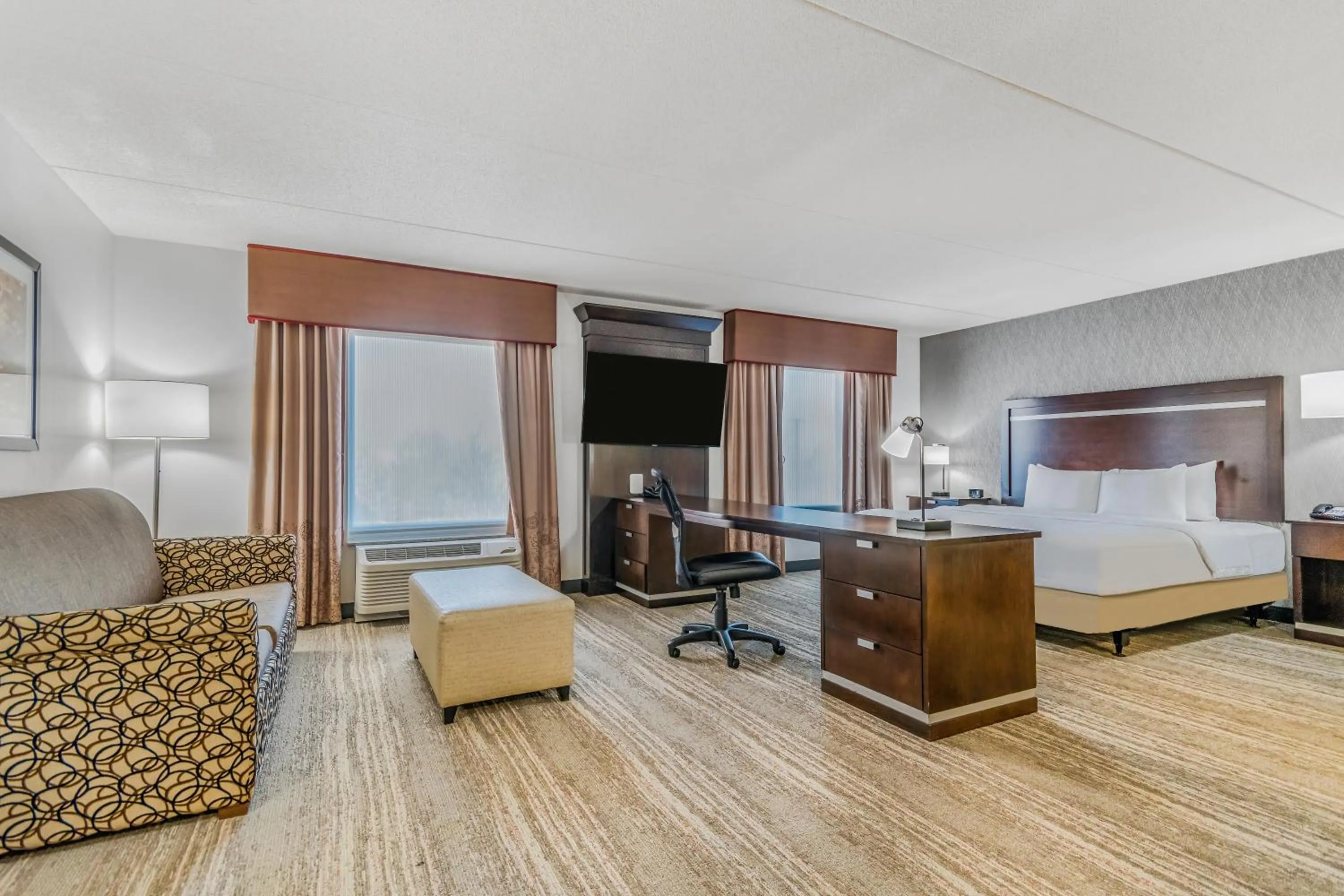 Bed in Hampton Inn & Suites Detroit/Airport Romulus