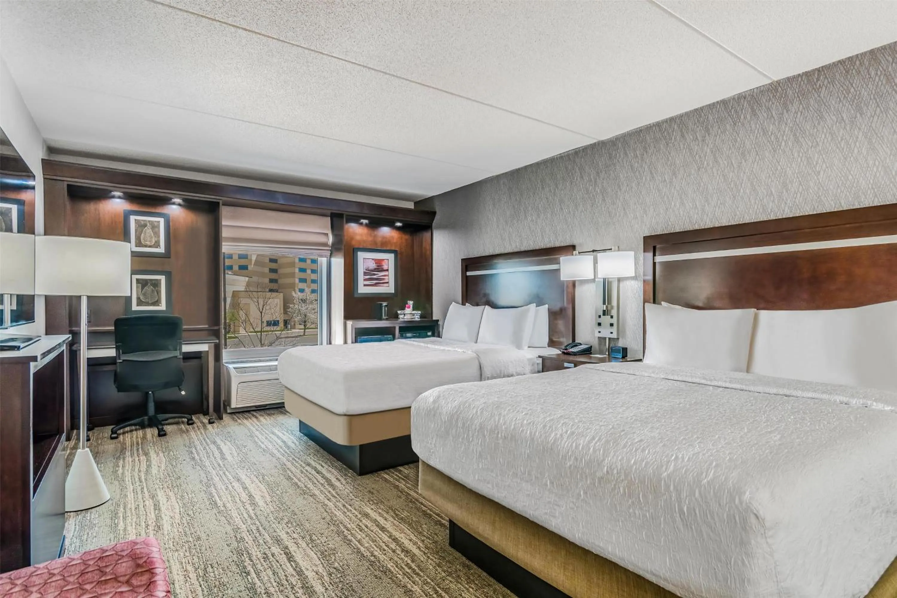 Bed in Hampton Inn & Suites Detroit/Airport Romulus