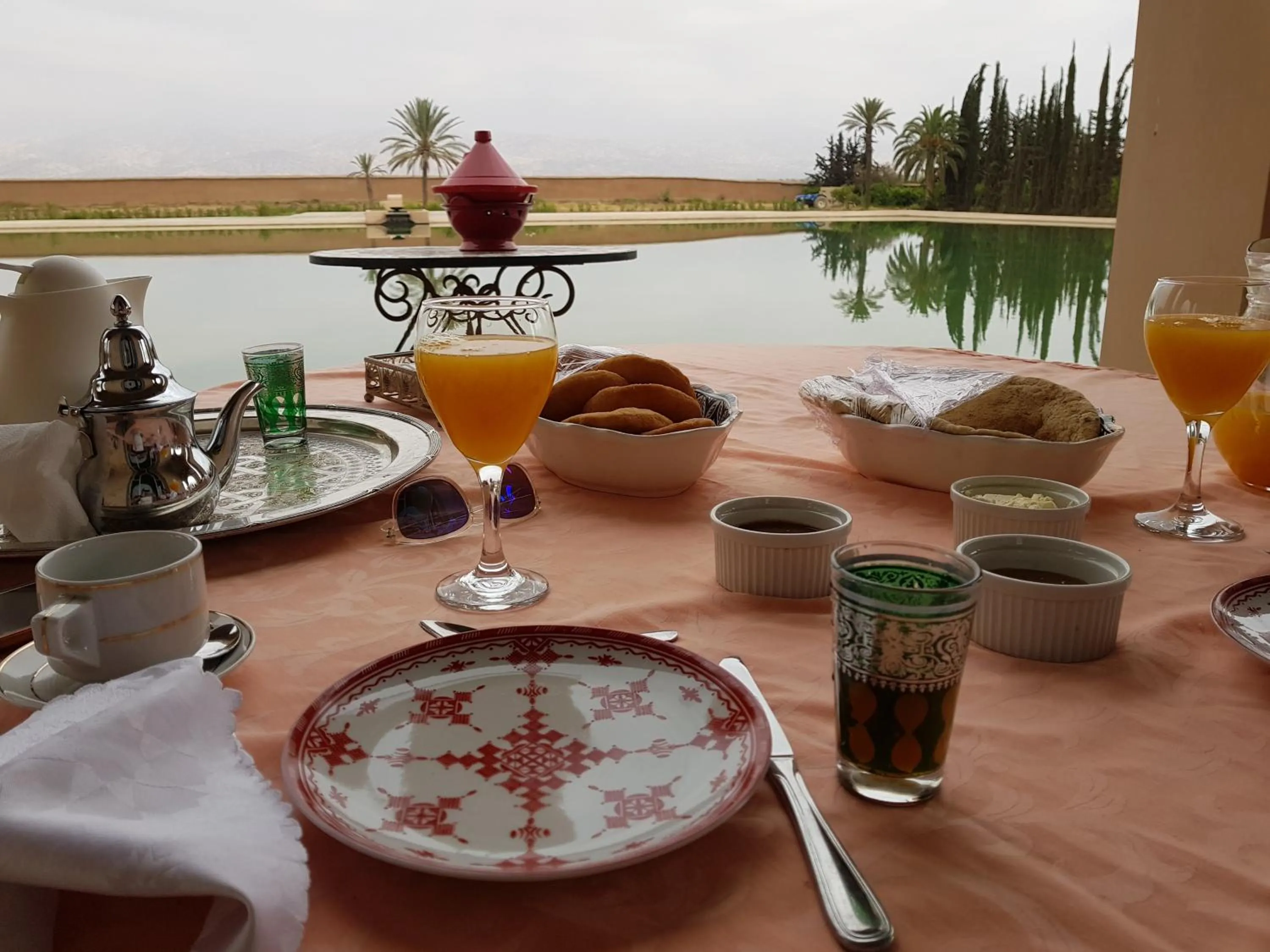 Restaurant/places to eat in Palais Claudio Bravo